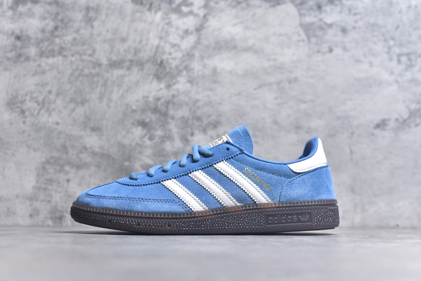 #AD Originals Handball SPZL 手球运动员系列百搭休闲运动板鞋 BD7632 这款来自阿迪达斯的这款HANDBALL SPZL前身是一双手球运动鞋，这一次拿来复刻，所以鞋面的主要色彩选用了黑色， 鞋面外侧除了Spezial字母之外还有三叶草标志。Handball SPZL作为复古手球训练鞋与作为室内足球鞋的Samba有着异曲同工之处，但是质感更为出众的鞋身以及丰富的配色选择比起Samba来讲可以说是更胜一筹了！尺码：36 36⅔ 37⅓ 38 38⅔ 39⅓ 40 40⅔ 41⅓ 42 42⅔ 43⅓ 44⅔ 45-选品中心