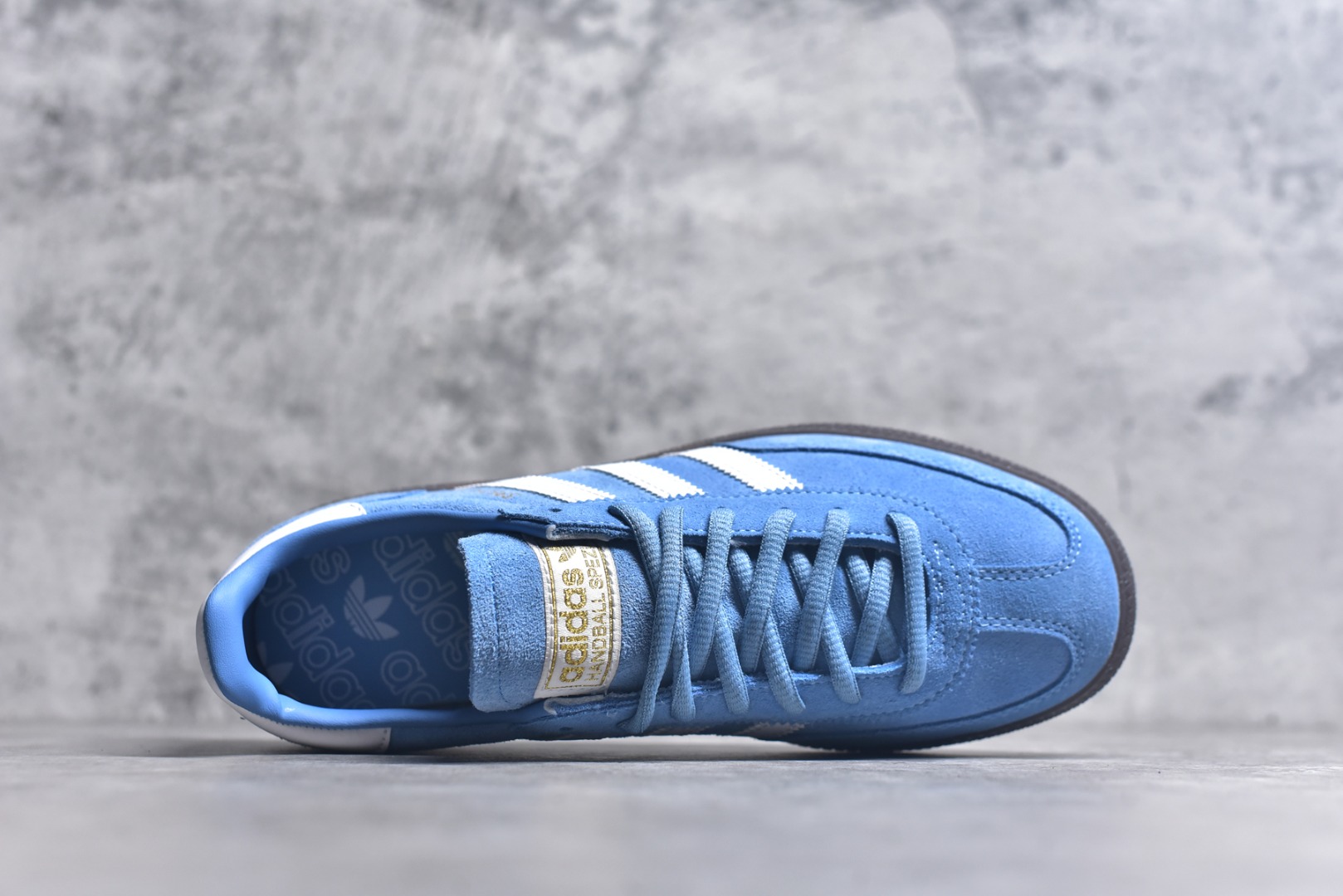 图片[4]-#AD Originals Handball SPZL 手球运动员系列百搭休闲运动板鞋 BD7632 这款来自阿迪达斯的这款HANDBALL SPZL前身是一双手球运动鞋，这一次拿来复刻，所以鞋面的主要色彩选用了黑色， 鞋面外侧除了Spezial字母之外还有三叶草标志。Handball SPZL作为复古手球训练鞋与作为室内足球鞋的Samba有着异曲同工之处，但是质感更为出众的鞋身以及丰富的配色选择比起Samba来讲可以说是更胜一筹了！尺码：36 36⅔ 37⅓ 38 38⅔ 39⅓ 40 40⅔ 41⅓ 42 42⅔ 43⅓ 44⅔ 45-选品中心
