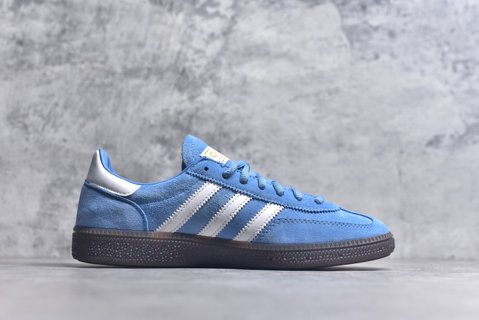 图片[3]-#AD Originals Handball SPZL 手球运动员系列百搭休闲运动板鞋 BD7632 这款来自阿迪达斯的这款HANDBALL SPZL前身是一双手球运动鞋，这一次拿来复刻，所以鞋面的主要色彩选用了黑色， 鞋面外侧除了Spezial字母之外还有三叶草标志。Handball SPZL作为复古手球训练鞋与作为室内足球鞋的Samba有着异曲同工之处，但是质感更为出众的鞋身以及丰富的配色选择比起Samba来讲可以说是更胜一筹了！尺码：36 36⅔ 37⅓ 38 38⅔ 39⅓ 40 40⅔ 41⅓ 42 42⅔ 43⅓ 44⅔ 45-选品中心