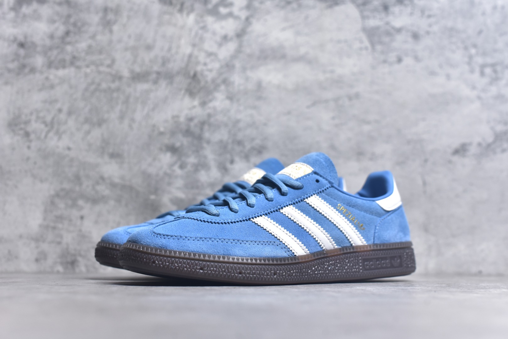图片[2]-#AD Originals Handball SPZL 手球运动员系列百搭休闲运动板鞋 BD7632 这款来自阿迪达斯的这款HANDBALL SPZL前身是一双手球运动鞋，这一次拿来复刻，所以鞋面的主要色彩选用了黑色， 鞋面外侧除了Spezial字母之外还有三叶草标志。Handball SPZL作为复古手球训练鞋与作为室内足球鞋的Samba有着异曲同工之处，但是质感更为出众的鞋身以及丰富的配色选择比起Samba来讲可以说是更胜一筹了！尺码：36 36⅔ 37⅓ 38 38⅔ 39⅓ 40 40⅔ 41⅓ 42 42⅔ 43⅓ 44⅔ 45-选品中心