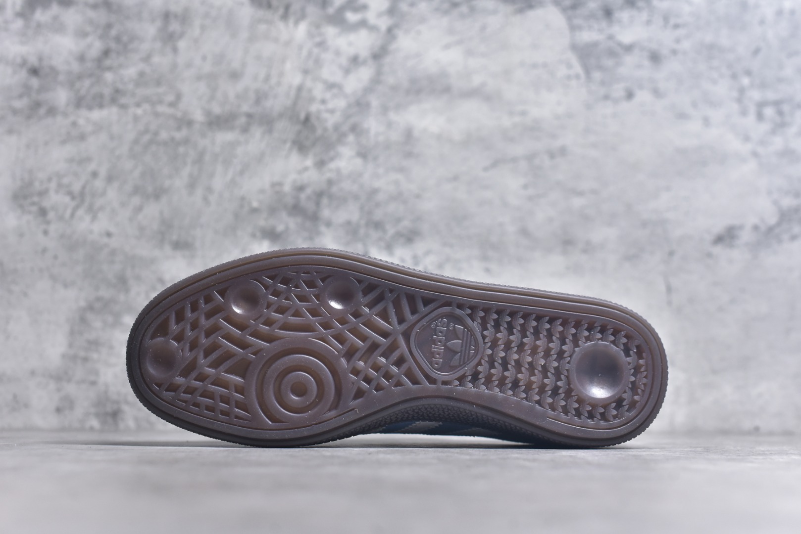 图片[6]-#AD Originals Handball SPZL 手球运动员系列百搭休闲运动板鞋 BD7632 这款来自阿迪达斯的这款HANDBALL SPZL前身是一双手球运动鞋，这一次拿来复刻，所以鞋面的主要色彩选用了黑色， 鞋面外侧除了Spezial字母之外还有三叶草标志。Handball SPZL作为复古手球训练鞋与作为室内足球鞋的Samba有着异曲同工之处，但是质感更为出众的鞋身以及丰富的配色选择比起Samba来讲可以说是更胜一筹了！尺码：36 36⅔ 37⅓ 38 38⅔ 39⅓ 40 40⅔ 41⅓ 42 42⅔ 43⅓ 44⅔ 45-选品中心