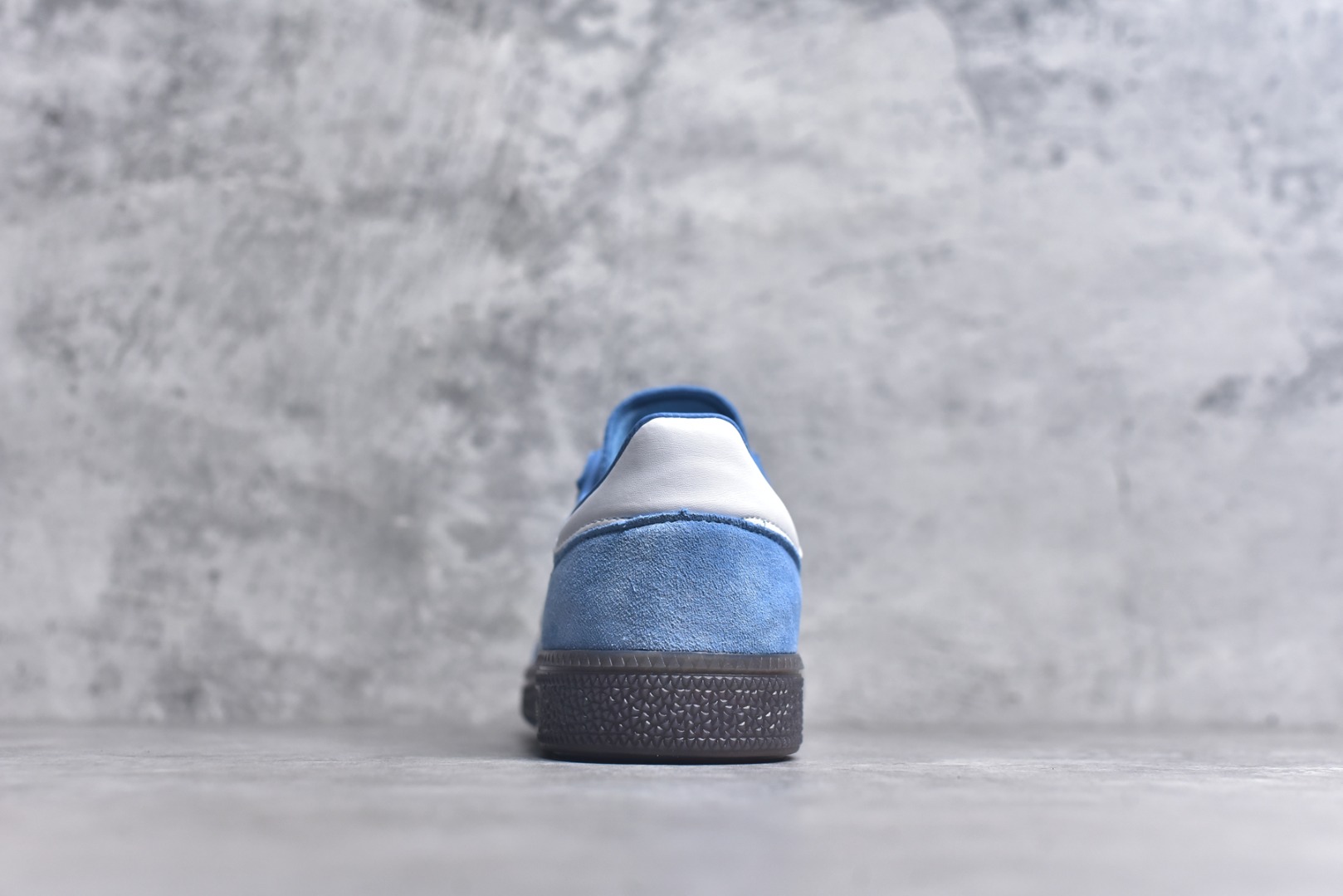 图片[5]-#AD Originals Handball SPZL 手球运动员系列百搭休闲运动板鞋 BD7632 这款来自阿迪达斯的这款HANDBALL SPZL前身是一双手球运动鞋，这一次拿来复刻，所以鞋面的主要色彩选用了黑色， 鞋面外侧除了Spezial字母之外还有三叶草标志。Handball SPZL作为复古手球训练鞋与作为室内足球鞋的Samba有着异曲同工之处，但是质感更为出众的鞋身以及丰富的配色选择比起Samba来讲可以说是更胜一筹了！尺码：36 36⅔ 37⅓ 38 38⅔ 39⅓ 40 40⅔ 41⅓ 42 42⅔ 43⅓ 44⅔ 45-选品中心