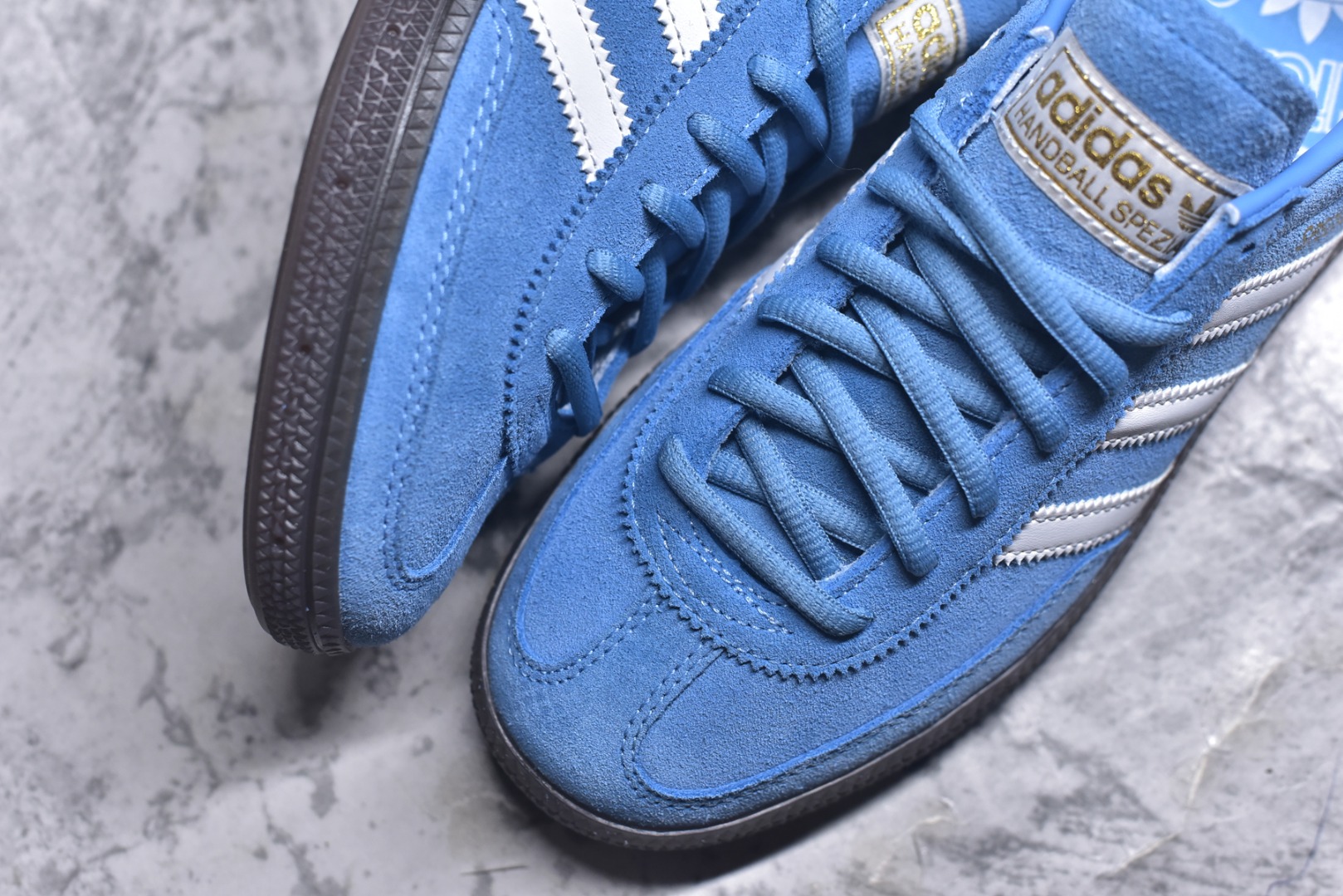 图片[8]-#AD Originals Handball SPZL 手球运动员系列百搭休闲运动板鞋 BD7632 这款来自阿迪达斯的这款HANDBALL SPZL前身是一双手球运动鞋，这一次拿来复刻，所以鞋面的主要色彩选用了黑色， 鞋面外侧除了Spezial字母之外还有三叶草标志。Handball SPZL作为复古手球训练鞋与作为室内足球鞋的Samba有着异曲同工之处，但是质感更为出众的鞋身以及丰富的配色选择比起Samba来讲可以说是更胜一筹了！尺码：36 36⅔ 37⅓ 38 38⅔ 39⅓ 40 40⅔ 41⅓ 42 42⅔ 43⅓ 44⅔ 45-选品中心