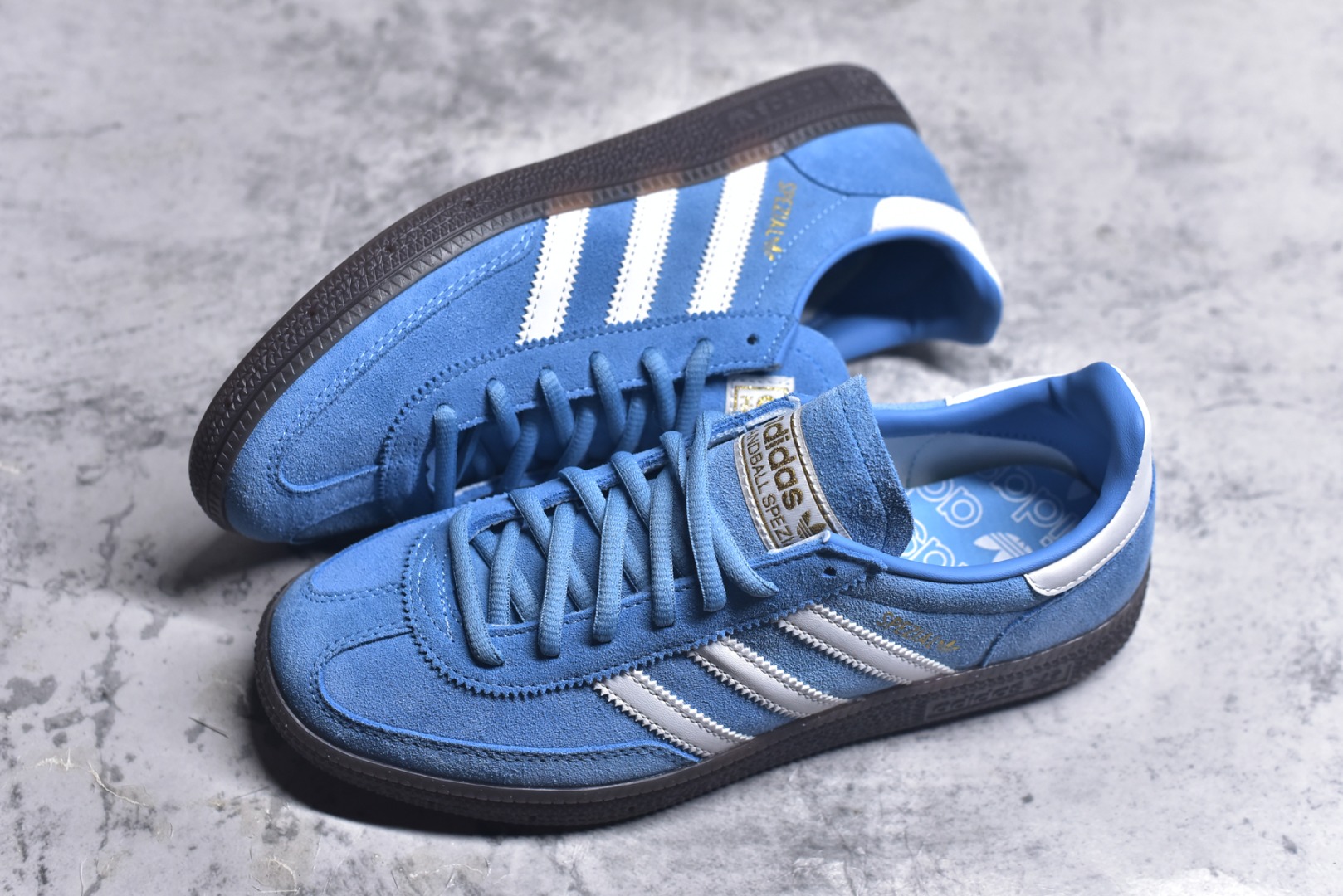 图片[7]-#AD Originals Handball SPZL 手球运动员系列百搭休闲运动板鞋 BD7632 这款来自阿迪达斯的这款HANDBALL SPZL前身是一双手球运动鞋，这一次拿来复刻，所以鞋面的主要色彩选用了黑色， 鞋面外侧除了Spezial字母之外还有三叶草标志。Handball SPZL作为复古手球训练鞋与作为室内足球鞋的Samba有着异曲同工之处，但是质感更为出众的鞋身以及丰富的配色选择比起Samba来讲可以说是更胜一筹了！尺码：36 36⅔ 37⅓ 38 38⅔ 39⅓ 40 40⅔ 41⅓ 42 42⅔ 43⅓ 44⅔ 45-选品中心