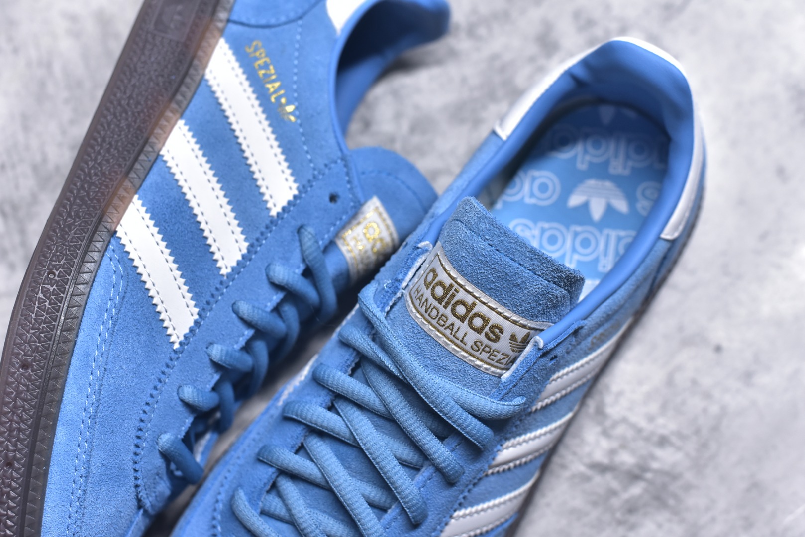 图片[9]-#AD Originals Handball SPZL 手球运动员系列百搭休闲运动板鞋 BD7632 这款来自阿迪达斯的这款HANDBALL SPZL前身是一双手球运动鞋，这一次拿来复刻，所以鞋面的主要色彩选用了黑色， 鞋面外侧除了Spezial字母之外还有三叶草标志。Handball SPZL作为复古手球训练鞋与作为室内足球鞋的Samba有着异曲同工之处，但是质感更为出众的鞋身以及丰富的配色选择比起Samba来讲可以说是更胜一筹了！尺码：36 36⅔ 37⅓ 38 38⅔ 39⅓ 40 40⅔ 41⅓ 42 42⅔ 43⅓ 44⅔ 45-选品中心