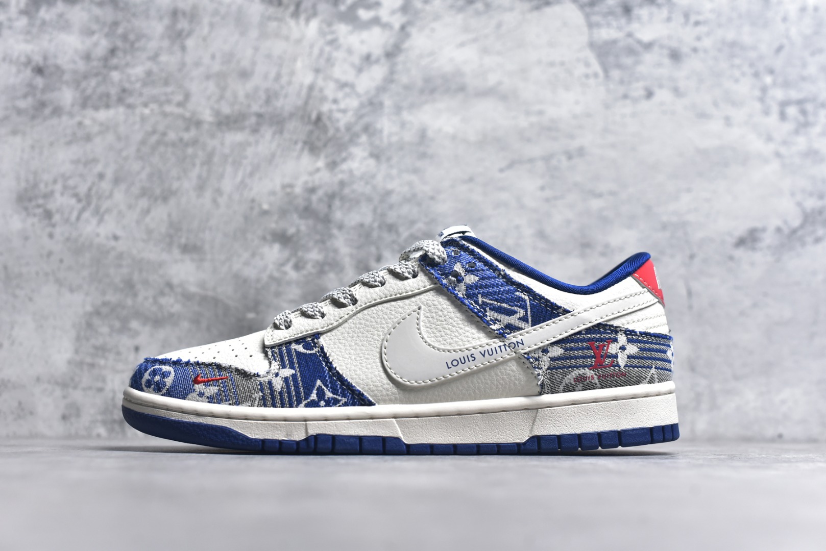 #Nike SB Dunk Low 联名 LV牛仔印花 周年高端定制 低帮休闲板鞋 FC1688-234 #夜光效果 定制鞋盒 大厂纯原品质出货 超高清洁度 皮料切割干净无任何毛边 细节完美 尺码：36 36.5 37.5 38 38.5 39 40 40.5 41 42 42.5 43 44 44.5 45 9.E5-选品中心