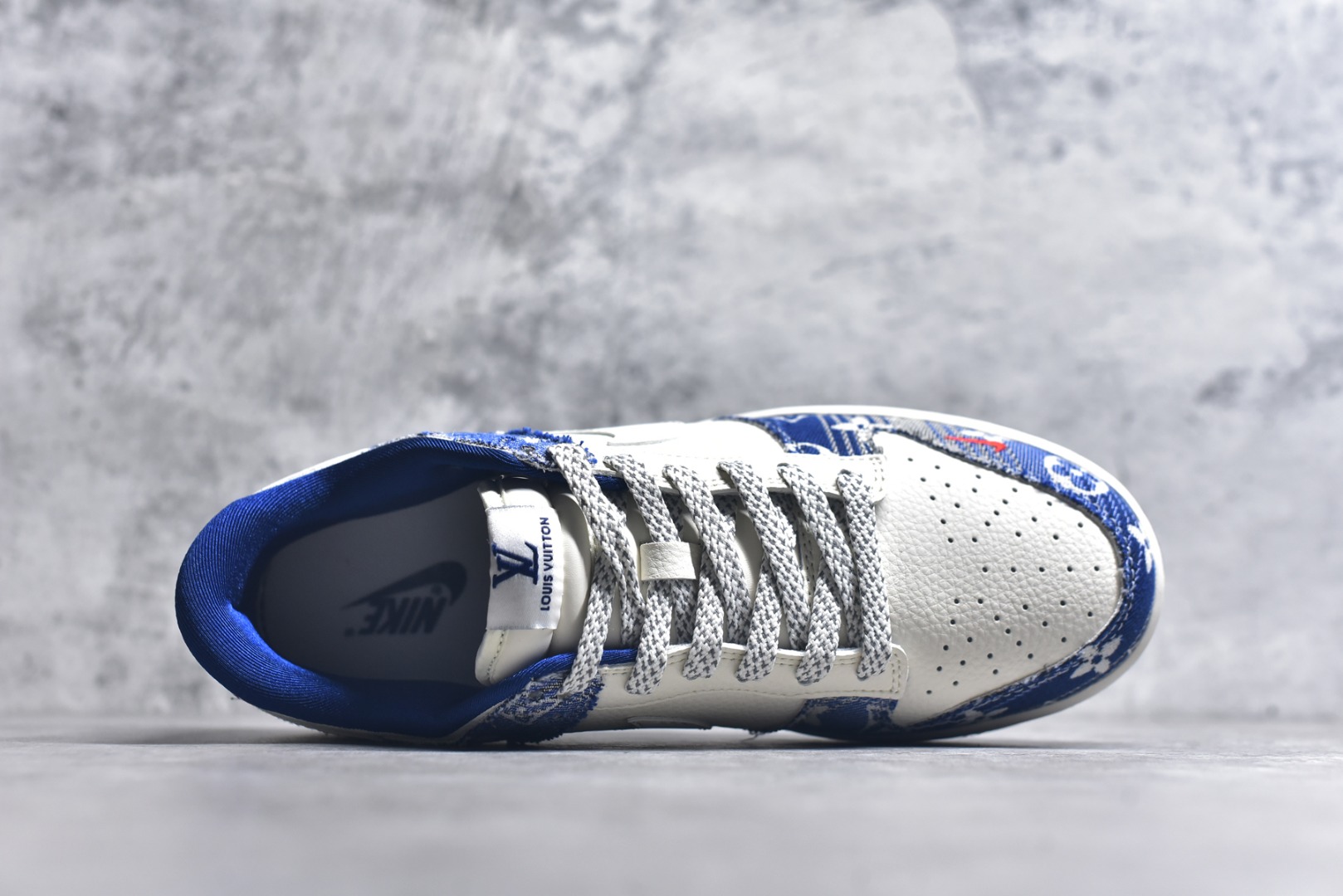 图片[4]-#Nike SB Dunk Low 联名 LV牛仔印花 周年高端定制 低帮休闲板鞋 FC1688-234 #夜光效果 定制鞋盒 大厂纯原品质出货 超高清洁度 皮料切割干净无任何毛边 细节完美 尺码：36 36.5 37.5 38 38.5 39 40 40.5 41 42 42.5 43 44 44.5 45 9.E5-选品中心