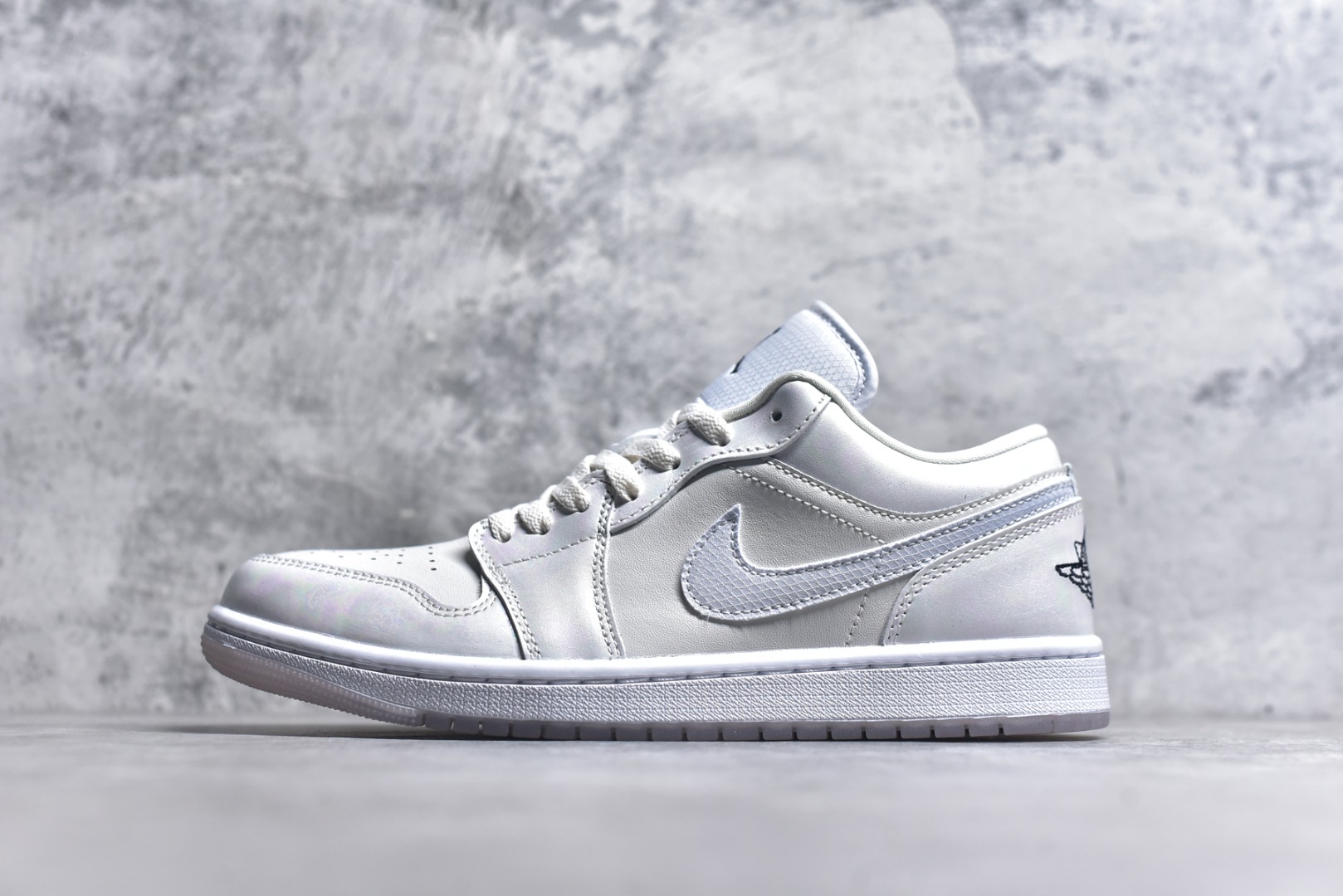 #Air Jordan AJ1 Low 低帮 CNY 蛇年限定 HF4080-001 终端优势供应 市面中低帮最具代表性版本没有之一 口碑大厂出品 品控大底版型不断改良更新 全套原纸板楦头开发 确保原汁原味 完美呈现版型 完美零毛边处理 原厂内置全掌气垫 价格定位良心 平台专用代工流水线出品 一眼公司既视感 拿到手的一瞬间就与众不同 碾压市面所有版本 全部原鞋开发 每一个配色都会采购原鞋确认细节 打破市面看图做货无好货之说 尺码：35.5 36 36.5 37.5 38 38.5 39 40 40.5 41 42 42.5 43 44 44.5 45 46-选品中心