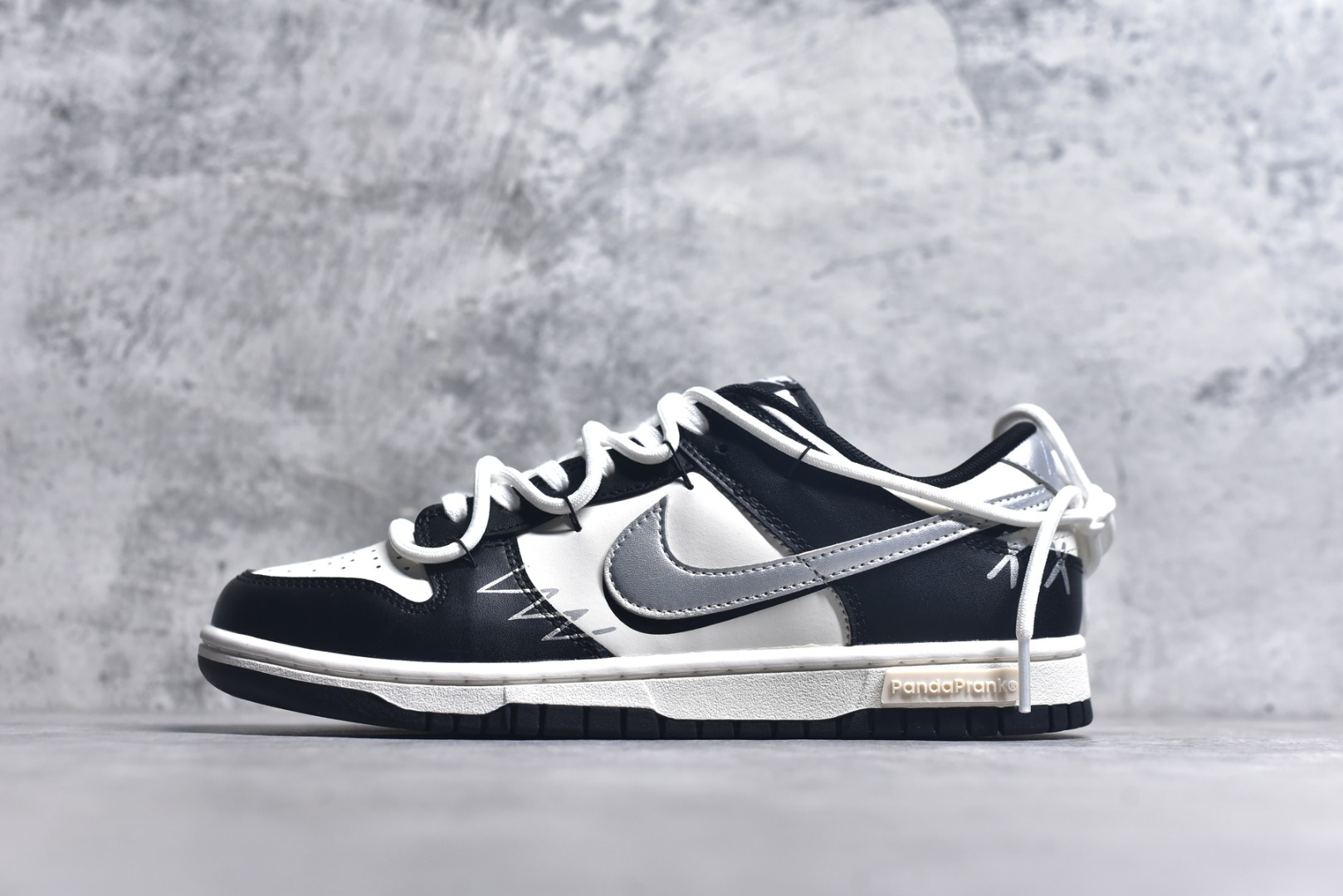 #NK Dunk Low 银墨 DD1391-100 当世界沉溺于喧嚣的霓虹，真正的玩家在黑白之间寻找更锋利的节奏。墨色是态度的沉潜，银色Swoosh 似不羁的锋芒破界而出，做旧痕迹是时光里沉淀的反骨。这双独属于你的 Nike Dunk Low “银墨”，拒绝千篇一律的复刻，从不拥挤在已知的路上。定制系列天花板 无原鞋不开发 全系列得物原鞋一比一校对开发 配色持续更新中 终端对接 优势输出 全套原厂楦头原纸板数据档案倾力打造 原汁原味莞产 极致还原 圈内最强针车工艺 高端零售指定版 广东原厂配套原盒原标 鞋盒分三个尺码段 原厂冲刀 超高清洁度 全鞋零毛边皮料切割 采用原厂百宏鞋带以及原厂百宏织唛舌标 内标可供原厂几率过验 进口原装条纹中底布 四线拉帮白色点胶 原厂拉帮手法遵循公司 原厂电绣 极致还原 尺码：36 36.5 37.5 38 38.5 39 40 40.5 41 42 42.5 43 44 44.5 45 46-选品中心
