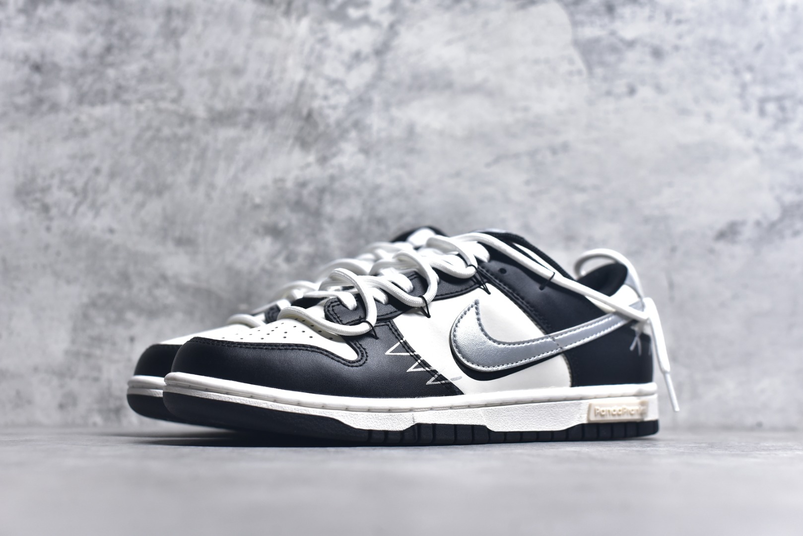 图片[2]-#NK Dunk Low 银墨 DD1391-100 当世界沉溺于喧嚣的霓虹，真正的玩家在黑白之间寻找更锋利的节奏。墨色是态度的沉潜，银色Swoosh 似不羁的锋芒破界而出，做旧痕迹是时光里沉淀的反骨。这双独属于你的 Nike Dunk Low “银墨”，拒绝千篇一律的复刻，从不拥挤在已知的路上。定制系列天花板 无原鞋不开发 全系列得物原鞋一比一校对开发 配色持续更新中 终端对接 优势输出 全套原厂楦头原纸板数据档案倾力打造 原汁原味莞产 极致还原 圈内最强针车工艺 高端零售指定版 广东原厂配套原盒原标 鞋盒分三个尺码段 原厂冲刀 超高清洁度 全鞋零毛边皮料切割 采用原厂百宏鞋带以及原厂百宏织唛舌标 内标可供原厂几率过验 进口原装条纹中底布 四线拉帮白色点胶 原厂拉帮手法遵循公司 原厂电绣 极致还原 尺码：36 36.5 37.5 38 38.5 39 40 40.5 41 42 42.5 43 44 44.5 45 46-选品中心