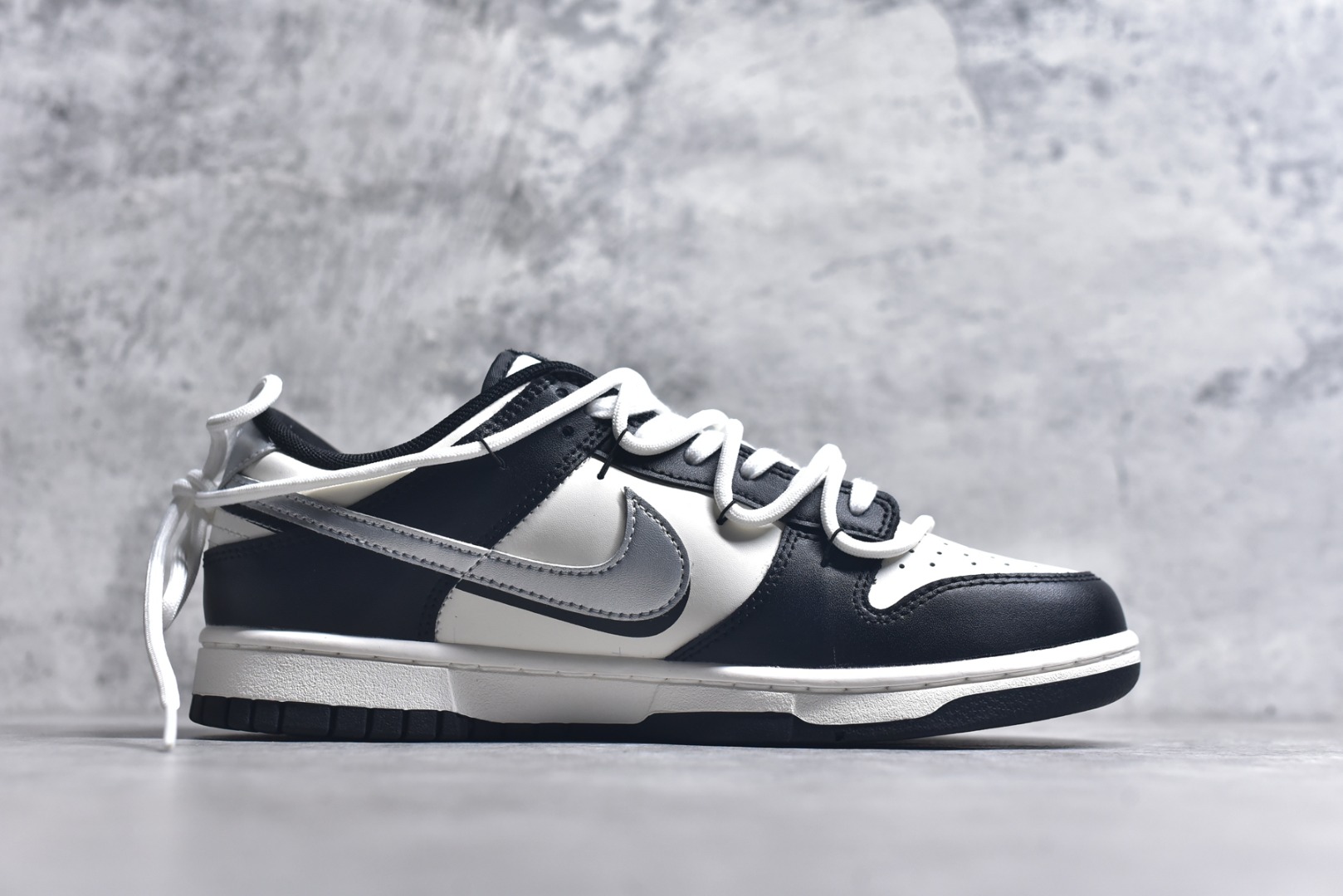 图片[3]-#NK Dunk Low 银墨 DD1391-100 当世界沉溺于喧嚣的霓虹，真正的玩家在黑白之间寻找更锋利的节奏。墨色是态度的沉潜，银色Swoosh 似不羁的锋芒破界而出，做旧痕迹是时光里沉淀的反骨。这双独属于你的 Nike Dunk Low “银墨”，拒绝千篇一律的复刻，从不拥挤在已知的路上。定制系列天花板 无原鞋不开发 全系列得物原鞋一比一校对开发 配色持续更新中 终端对接 优势输出 全套原厂楦头原纸板数据档案倾力打造 原汁原味莞产 极致还原 圈内最强针车工艺 高端零售指定版 广东原厂配套原盒原标 鞋盒分三个尺码段 原厂冲刀 超高清洁度 全鞋零毛边皮料切割 采用原厂百宏鞋带以及原厂百宏织唛舌标 内标可供原厂几率过验 进口原装条纹中底布 四线拉帮白色点胶 原厂拉帮手法遵循公司 原厂电绣 极致还原 尺码：36 36.5 37.5 38 38.5 39 40 40.5 41 42 42.5 43 44 44.5 45 46-选品中心