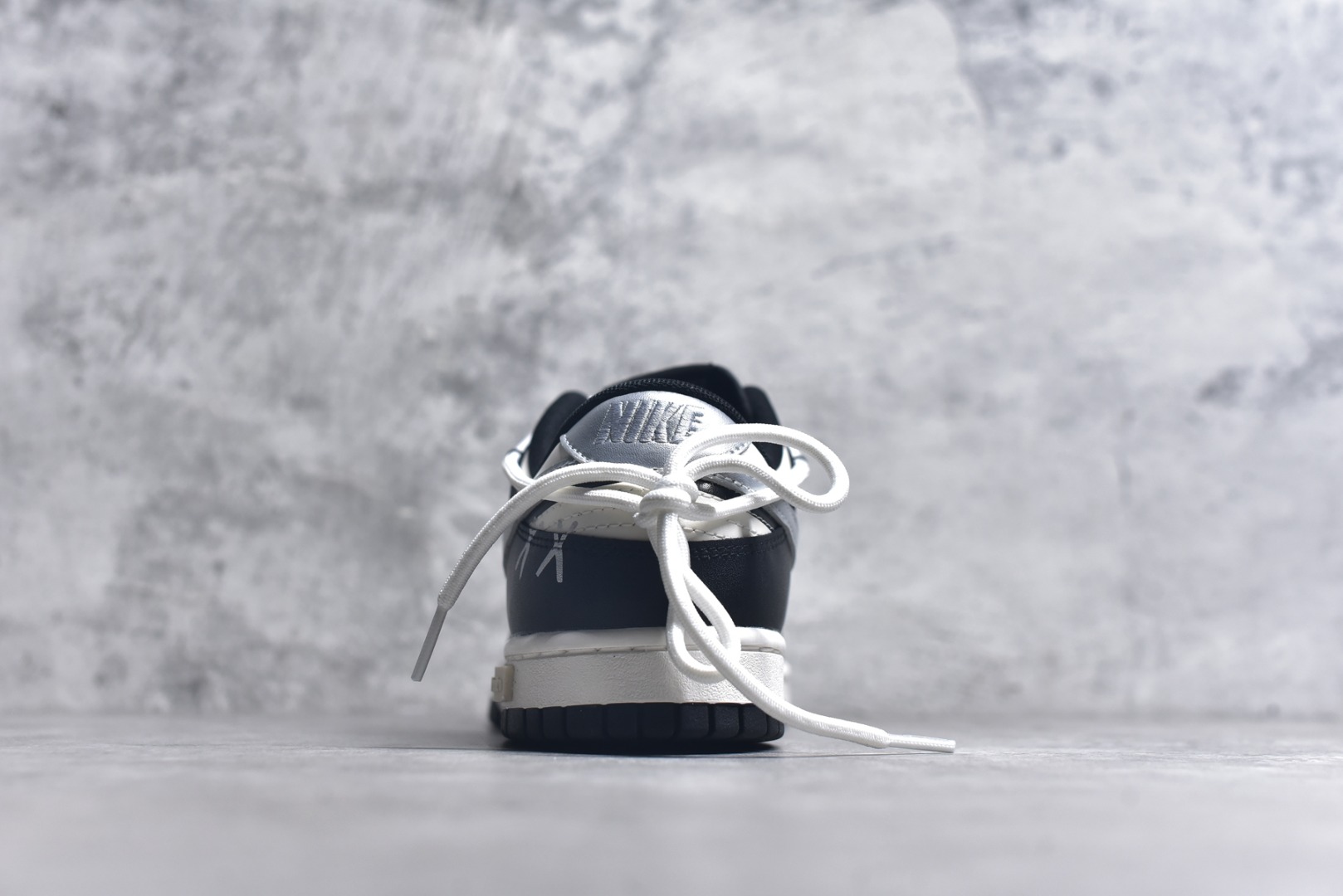 图片[5]-#NK Dunk Low 银墨 DD1391-100 当世界沉溺于喧嚣的霓虹，真正的玩家在黑白之间寻找更锋利的节奏。墨色是态度的沉潜，银色Swoosh 似不羁的锋芒破界而出，做旧痕迹是时光里沉淀的反骨。这双独属于你的 Nike Dunk Low “银墨”，拒绝千篇一律的复刻，从不拥挤在已知的路上。定制系列天花板 无原鞋不开发 全系列得物原鞋一比一校对开发 配色持续更新中 终端对接 优势输出 全套原厂楦头原纸板数据档案倾力打造 原汁原味莞产 极致还原 圈内最强针车工艺 高端零售指定版 广东原厂配套原盒原标 鞋盒分三个尺码段 原厂冲刀 超高清洁度 全鞋零毛边皮料切割 采用原厂百宏鞋带以及原厂百宏织唛舌标 内标可供原厂几率过验 进口原装条纹中底布 四线拉帮白色点胶 原厂拉帮手法遵循公司 原厂电绣 极致还原 尺码：36 36.5 37.5 38 38.5 39 40 40.5 41 42 42.5 43 44 44.5 45 46-选品中心