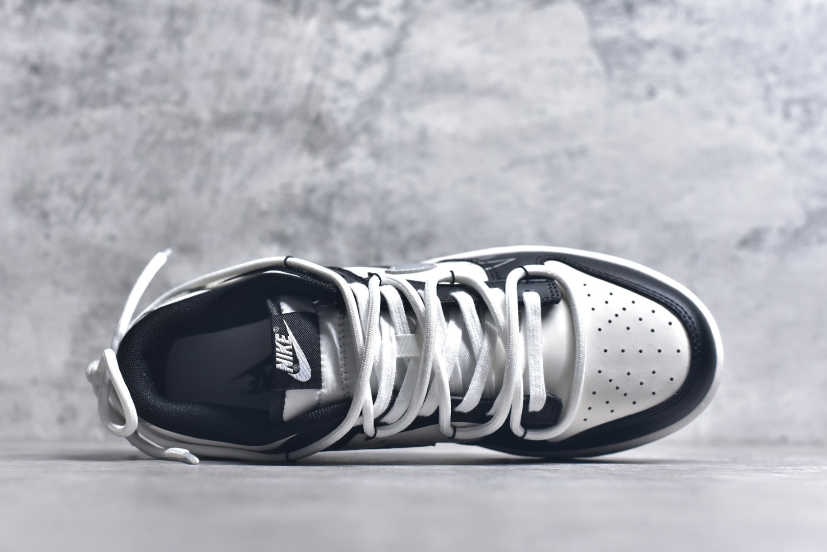图片[4]-#NK Dunk Low 银墨 DD1391-100 当世界沉溺于喧嚣的霓虹，真正的玩家在黑白之间寻找更锋利的节奏。墨色是态度的沉潜，银色Swoosh 似不羁的锋芒破界而出，做旧痕迹是时光里沉淀的反骨。这双独属于你的 Nike Dunk Low “银墨”，拒绝千篇一律的复刻，从不拥挤在已知的路上。定制系列天花板 无原鞋不开发 全系列得物原鞋一比一校对开发 配色持续更新中 终端对接 优势输出 全套原厂楦头原纸板数据档案倾力打造 原汁原味莞产 极致还原 圈内最强针车工艺 高端零售指定版 广东原厂配套原盒原标 鞋盒分三个尺码段 原厂冲刀 超高清洁度 全鞋零毛边皮料切割 采用原厂百宏鞋带以及原厂百宏织唛舌标 内标可供原厂几率过验 进口原装条纹中底布 四线拉帮白色点胶 原厂拉帮手法遵循公司 原厂电绣 极致还原 尺码：36 36.5 37.5 38 38.5 39 40 40.5 41 42 42.5 43 44 44.5 45 46-选品中心