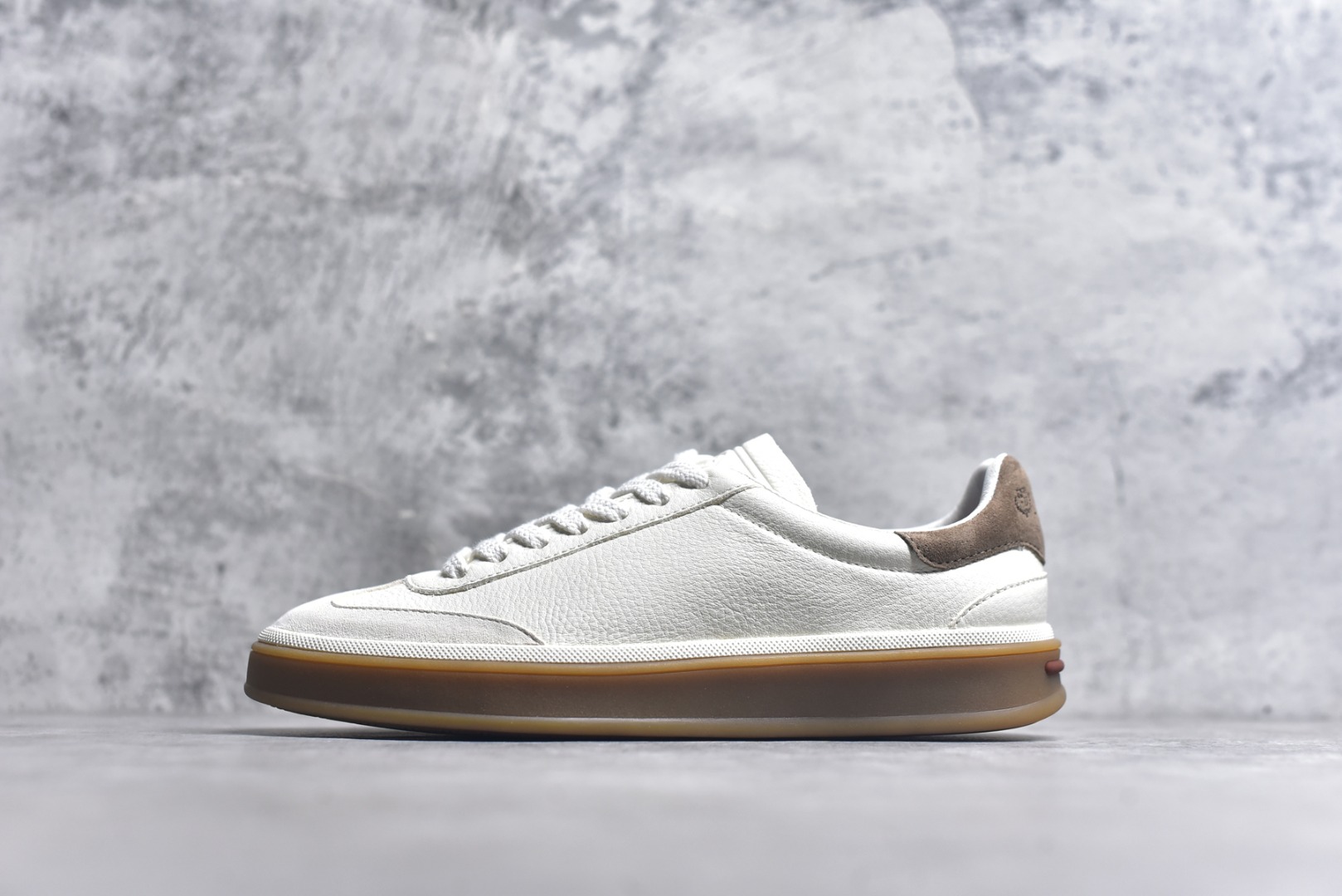 #Loro Piana Tennis Walk Low 生活系列低帮复古百搭德训风休闲运动板鞋 意大利顶级奢侈品牌·诺悠翩雅 这款新款绒面革网球鞋采用超低帮设计 适合全年穿着 并具有防水性能 包边鞋底营造轻松迷人的色彩组合 将功能性与低调个性风格和谐融合 打造都市着装的理想鞋履选择 鞋跟处饰以Kummel色嵌片 柔软小牛皮鞋舌 压印LP徽标 棉质鞋带 材质：鞋面：牛剖层绒面革 鞋底：橡胶 衬里：牛皮革 尺码：36 37 38 39 40 41 42 43 44 45-选品中心