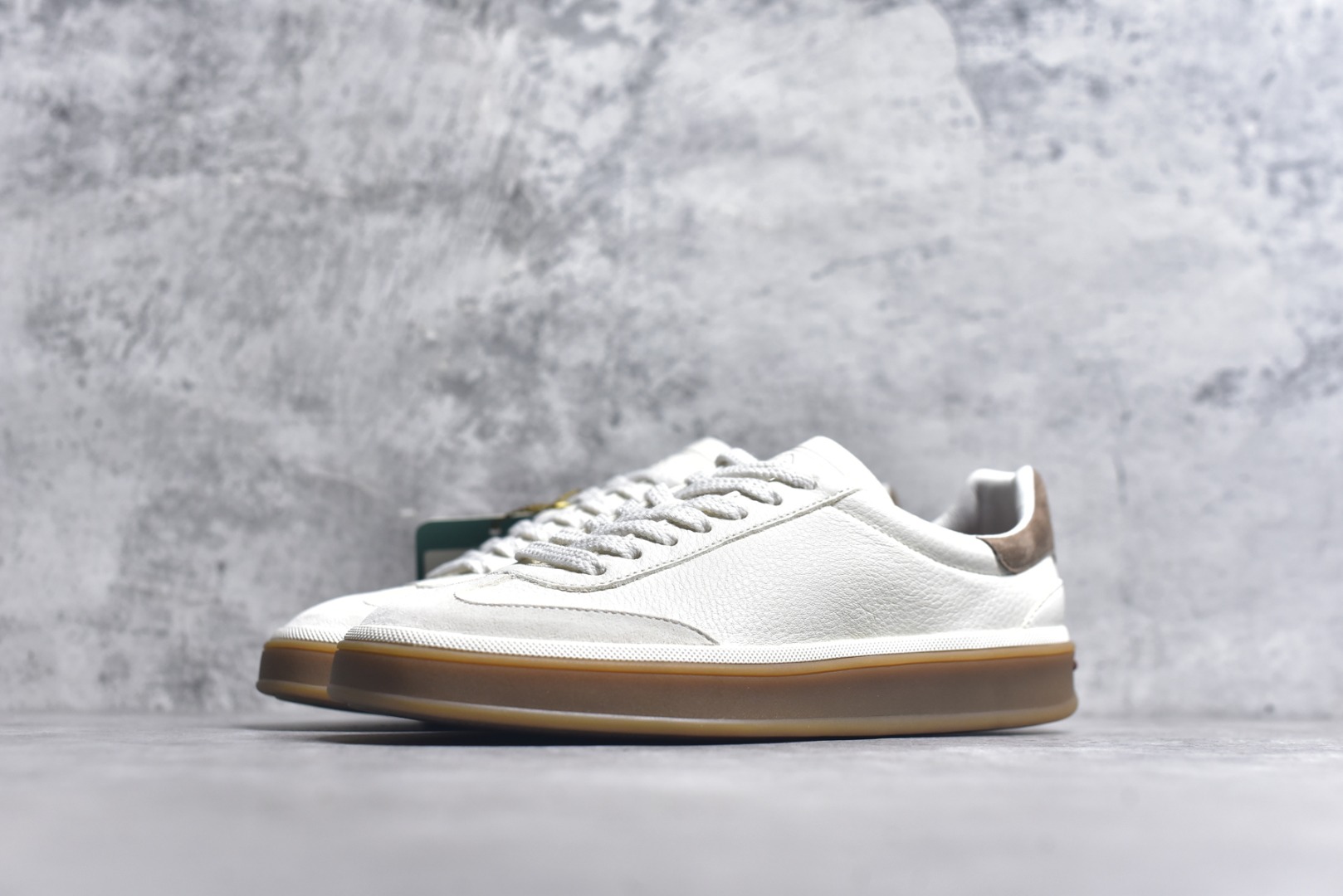 图片[2]-#Loro Piana Tennis Walk Low 生活系列低帮复古百搭德训风休闲运动板鞋 意大利顶级奢侈品牌·诺悠翩雅 这款新款绒面革网球鞋采用超低帮设计 适合全年穿着 并具有防水性能 包边鞋底营造轻松迷人的色彩组合 将功能性与低调个性风格和谐融合 打造都市着装的理想鞋履选择 鞋跟处饰以Kummel色嵌片 柔软小牛皮鞋舌 压印LP徽标 棉质鞋带 材质：鞋面：牛剖层绒面革 鞋底：橡胶 衬里：牛皮革 尺码：36 37 38 39 40 41 42 43 44 45-选品中心