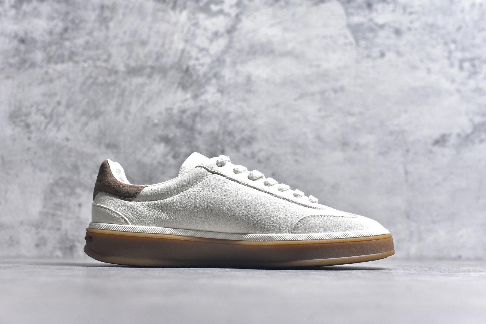 图片[3]-#Loro Piana Tennis Walk Low 生活系列低帮复古百搭德训风休闲运动板鞋 意大利顶级奢侈品牌·诺悠翩雅 这款新款绒面革网球鞋采用超低帮设计 适合全年穿着 并具有防水性能 包边鞋底营造轻松迷人的色彩组合 将功能性与低调个性风格和谐融合 打造都市着装的理想鞋履选择 鞋跟处饰以Kummel色嵌片 柔软小牛皮鞋舌 压印LP徽标 棉质鞋带 材质：鞋面：牛剖层绒面革 鞋底：橡胶 衬里：牛皮革 尺码：36 37 38 39 40 41 42 43 44 45-选品中心