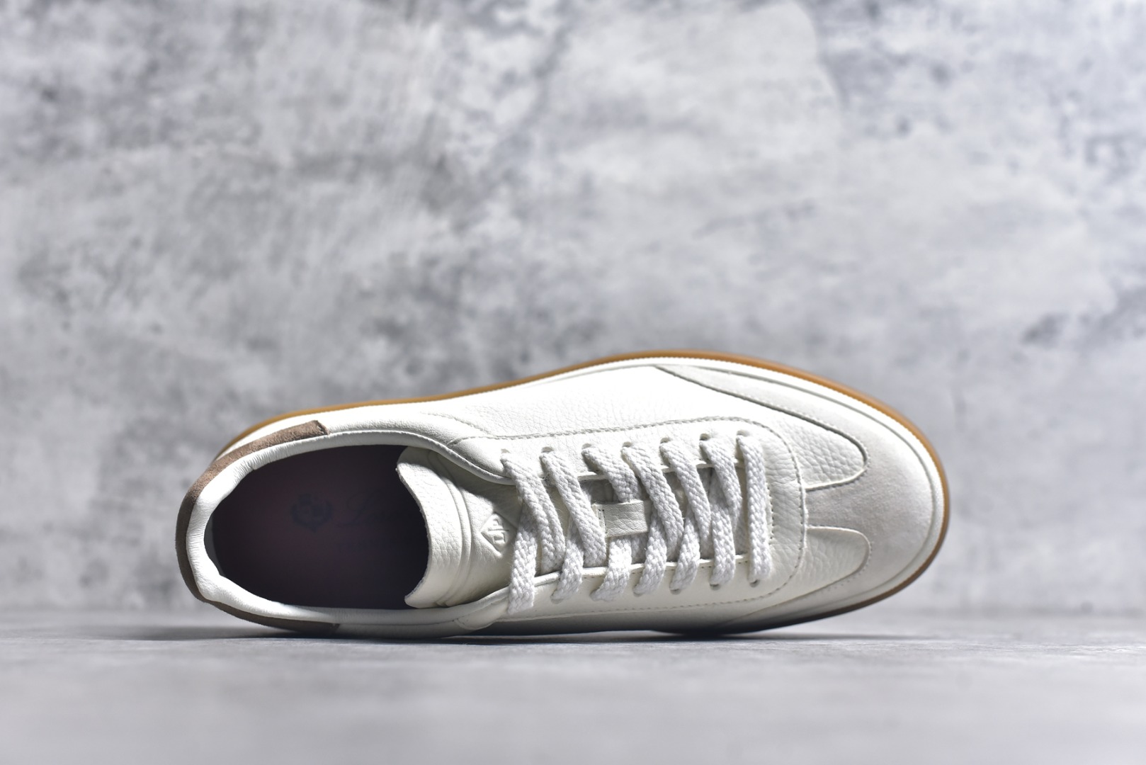 图片[4]-#Loro Piana Tennis Walk Low 生活系列低帮复古百搭德训风休闲运动板鞋 意大利顶级奢侈品牌·诺悠翩雅 这款新款绒面革网球鞋采用超低帮设计 适合全年穿着 并具有防水性能 包边鞋底营造轻松迷人的色彩组合 将功能性与低调个性风格和谐融合 打造都市着装的理想鞋履选择 鞋跟处饰以Kummel色嵌片 柔软小牛皮鞋舌 压印LP徽标 棉质鞋带 材质：鞋面：牛剖层绒面革 鞋底：橡胶 衬里：牛皮革 尺码：36 37 38 39 40 41 42 43 44 45-选品中心