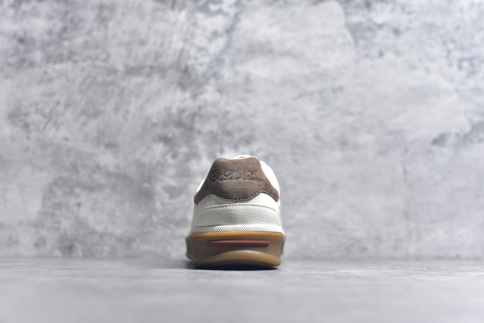 图片[5]-#Loro Piana Tennis Walk Low 生活系列低帮复古百搭德训风休闲运动板鞋 意大利顶级奢侈品牌·诺悠翩雅 这款新款绒面革网球鞋采用超低帮设计 适合全年穿着 并具有防水性能 包边鞋底营造轻松迷人的色彩组合 将功能性与低调个性风格和谐融合 打造都市着装的理想鞋履选择 鞋跟处饰以Kummel色嵌片 柔软小牛皮鞋舌 压印LP徽标 棉质鞋带 材质：鞋面：牛剖层绒面革 鞋底：橡胶 衬里：牛皮革 尺码：36 37 38 39 40 41 42 43 44 45-选品中心