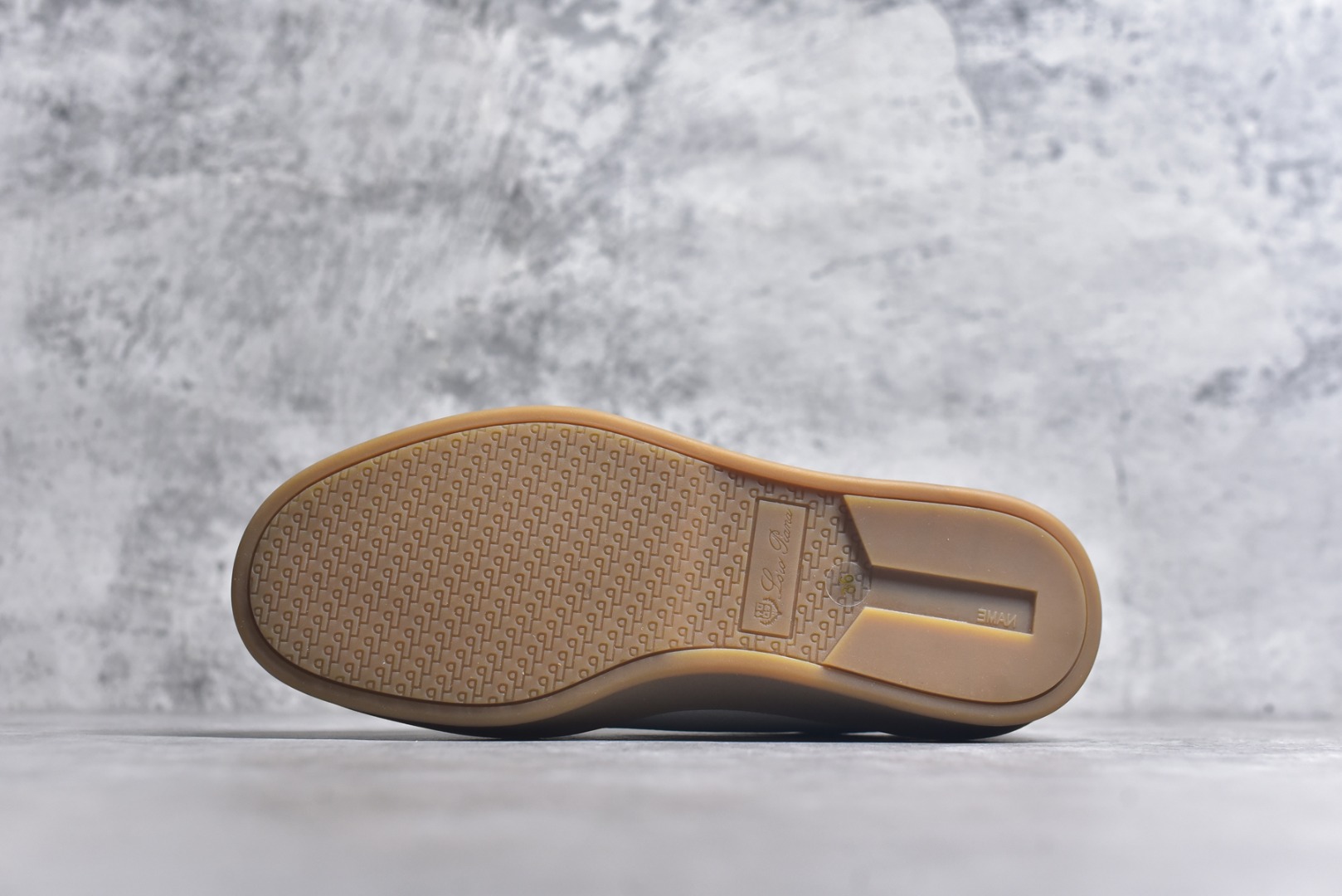 图片[6]-#Loro Piana Tennis Walk Low 生活系列低帮复古百搭德训风休闲运动板鞋 意大利顶级奢侈品牌·诺悠翩雅 这款新款绒面革网球鞋采用超低帮设计 适合全年穿着 并具有防水性能 包边鞋底营造轻松迷人的色彩组合 将功能性与低调个性风格和谐融合 打造都市着装的理想鞋履选择 鞋跟处饰以Kummel色嵌片 柔软小牛皮鞋舌 压印LP徽标 棉质鞋带 材质：鞋面：牛剖层绒面革 鞋底：橡胶 衬里：牛皮革 尺码：36 37 38 39 40 41 42 43 44 45-选品中心