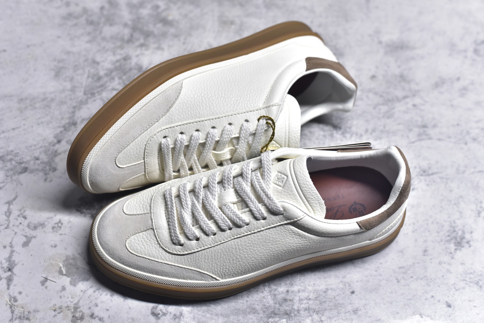 图片[7]-#Loro Piana Tennis Walk Low 生活系列低帮复古百搭德训风休闲运动板鞋 意大利顶级奢侈品牌·诺悠翩雅 这款新款绒面革网球鞋采用超低帮设计 适合全年穿着 并具有防水性能 包边鞋底营造轻松迷人的色彩组合 将功能性与低调个性风格和谐融合 打造都市着装的理想鞋履选择 鞋跟处饰以Kummel色嵌片 柔软小牛皮鞋舌 压印LP徽标 棉质鞋带 材质：鞋面：牛剖层绒面革 鞋底：橡胶 衬里：牛皮革 尺码：36 37 38 39 40 41 42 43 44 45-选品中心
