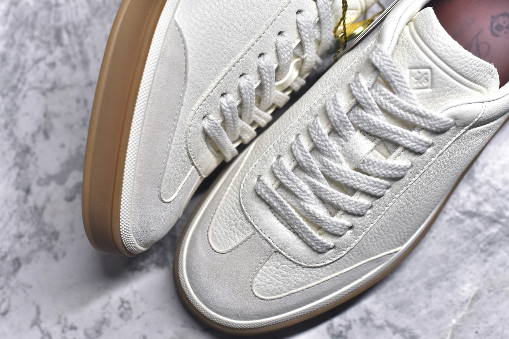 图片[8]-#Loro Piana Tennis Walk Low 生活系列低帮复古百搭德训风休闲运动板鞋 意大利顶级奢侈品牌·诺悠翩雅 这款新款绒面革网球鞋采用超低帮设计 适合全年穿着 并具有防水性能 包边鞋底营造轻松迷人的色彩组合 将功能性与低调个性风格和谐融合 打造都市着装的理想鞋履选择 鞋跟处饰以Kummel色嵌片 柔软小牛皮鞋舌 压印LP徽标 棉质鞋带 材质：鞋面：牛剖层绒面革 鞋底：橡胶 衬里：牛皮革 尺码：36 37 38 39 40 41 42 43 44 45-选品中心