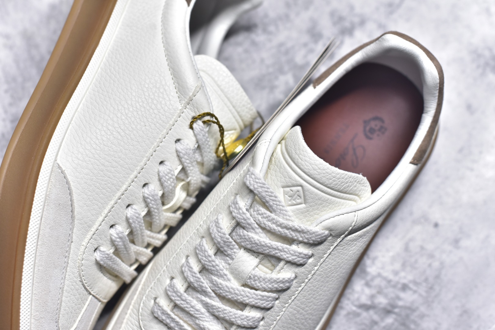 图片[9]-#Loro Piana Tennis Walk Low 生活系列低帮复古百搭德训风休闲运动板鞋 意大利顶级奢侈品牌·诺悠翩雅 这款新款绒面革网球鞋采用超低帮设计 适合全年穿着 并具有防水性能 包边鞋底营造轻松迷人的色彩组合 将功能性与低调个性风格和谐融合 打造都市着装的理想鞋履选择 鞋跟处饰以Kummel色嵌片 柔软小牛皮鞋舌 压印LP徽标 棉质鞋带 材质：鞋面：牛剖层绒面革 鞋底：橡胶 衬里：牛皮革 尺码：36 37 38 39 40 41 42 43 44 45-选品中心