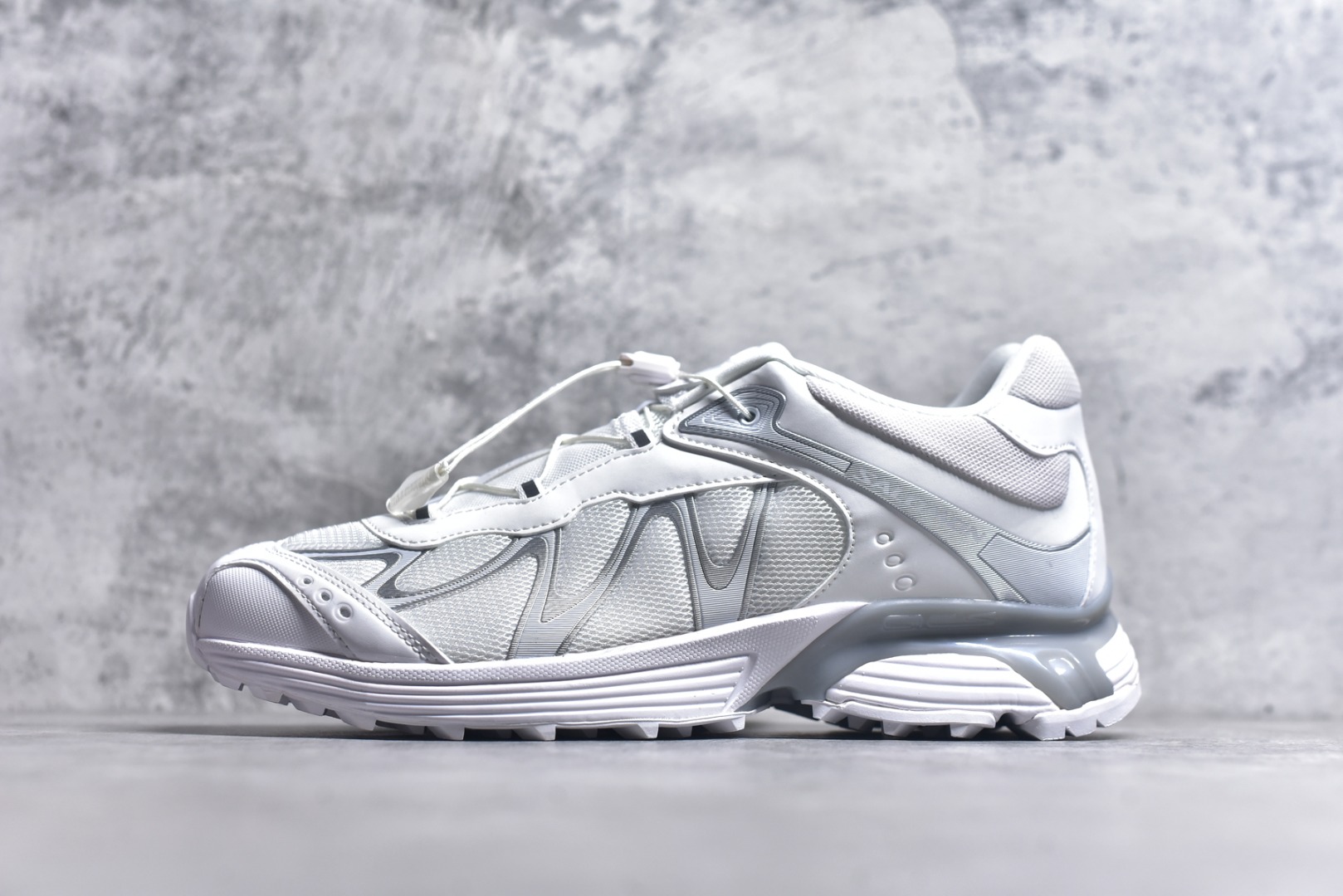 #Salomon 萨洛蒙XT-Whisper 户外 休闲 运动鞋 跑鞋 477619 原版购入开发 做货 Salomon 对 XT-WHISPER 鞋面设计进行了升级，以多种鞋面材质，构造了丰富的鞋面层次，为鞋款增添摩登现代感。鞋款独特的波浪形 Sensifit系统设计勾勒出鞋身的流动感线条，并结合标志性的Quicklace™ 快速系带系统，保障全鞋舒适包裹感。结合 Contagrip® 大底，在保留鞋款功能性的同时多维度诠释城市户外型格 配送专柜精美包装🛍📦 面料 ： 原版定制进口网面+牛皮 内里 ： 原版进口透气网里 鞋底 ： 原版开模防滑橡胶材质 底厚 ：3.5CM 尺码： 36-45-选品中心