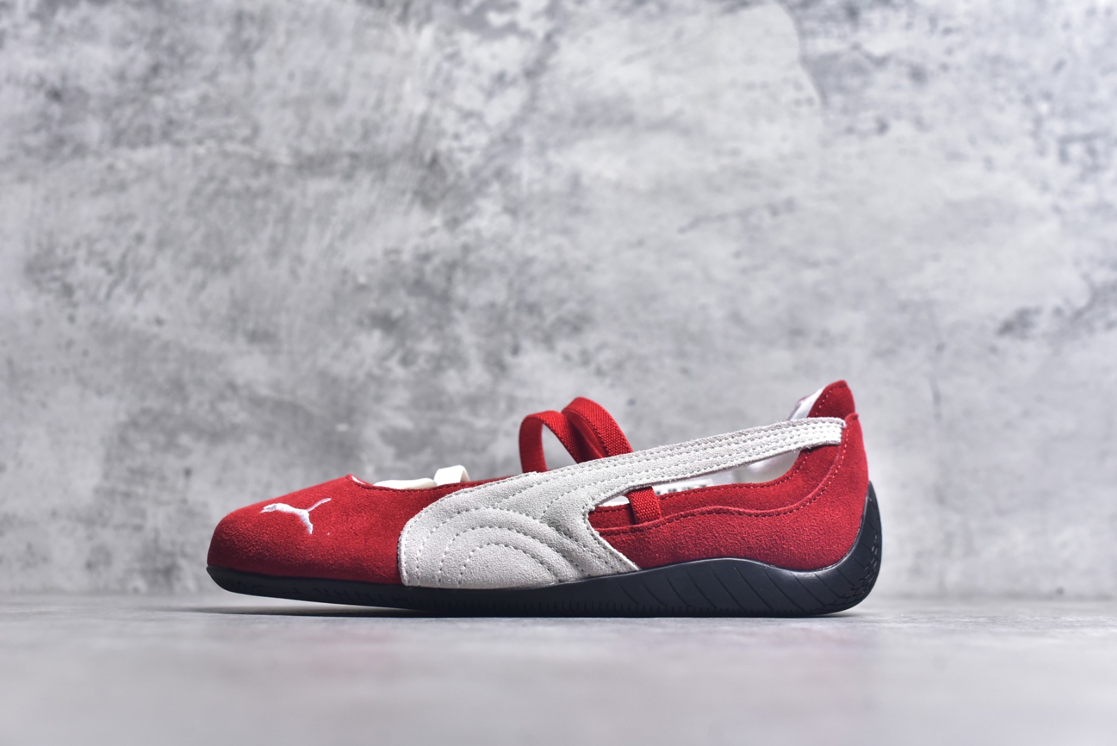 #Puma Speedcat 舒适百搭 低帮 芭蕾鞋 #朴彩英 rose 同款 配色酷感拉满 低帮设计超显脚踝纤细，上脚轻盈又舒适。不管日常出街还是运动都适配，防滑耐磨超抗造。 货号：401287-07 尺码：36-40-选品中心