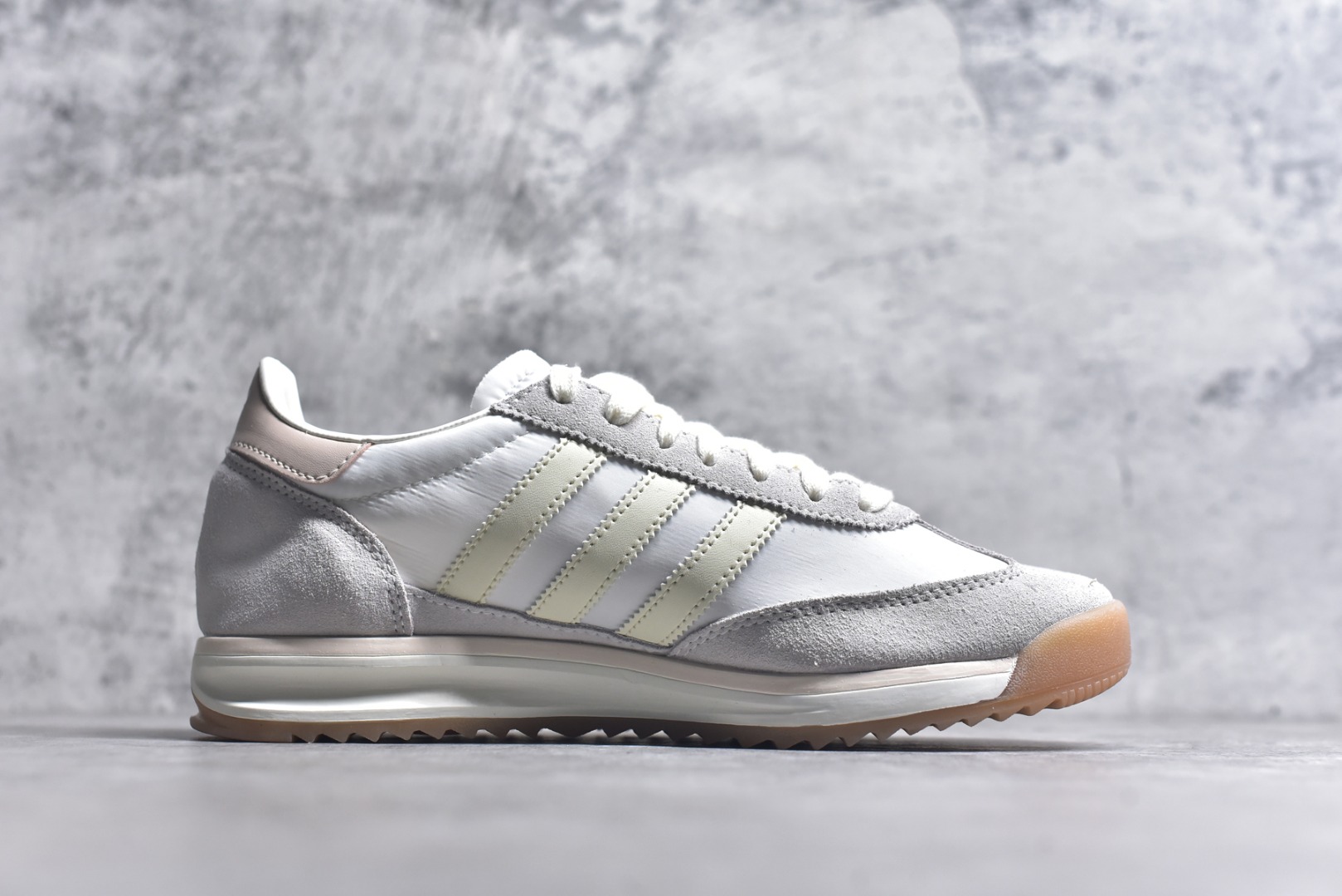 图片[3]-#AD Wmns SL72 OG 系列德训足球风百搭低帮休闲运动板鞋 JI2491 采用高弹EVA+MODEL+RB三层组合底 区别市面RB一体大底 三层组合鞋底重量与原鞋一致 Originals 将有「T 头鞋」造型的诞生于 1972 年的 SL72 鞋款复刻带回 各位买鞋又有新选择了 1972 年 SL72 问世后 引领了后来阿迪达斯的跑鞋发展方向 其中「SL」代表了 Super Light 彰显了产品轻便的特性 1972 年 SL72 问世后 引领了后来阿迪达斯的跑鞋发展方向 其中「SL」代表了 Super Light 彰显了产品轻便的特性 这次 Originals 延续其轻质经典的基因 带来男女两款 SL72 男生款带来 SL72 RS 鞋型 RS 意为 Reshaped（重塑）鞋款在保留了经典的外观基础上 在尼龙材质里增加了填充物 使鞋型更加挺立和饱满 鞋头则更加圆润 鞋底的 EVA 材质则增加了鞋款的高度 女生款则带来 SL72 OG W 鞋型 OG 顾名思义则是致敬经典款式 相较于 RS（Reshaped）鞋款 鞋身更加纤细 其整体鞋身轮廓、线条、细节、材质上尊崇 70 年代 SL72 的设计 还原经典味道 尺码：36-40-选品中心