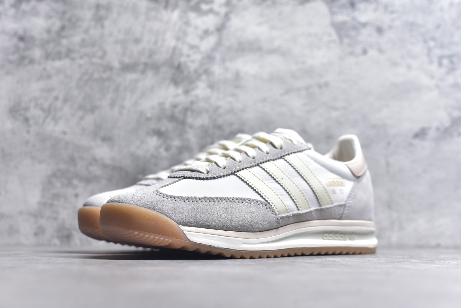 图片[2]-#AD Wmns SL72 OG 系列德训足球风百搭低帮休闲运动板鞋 JI2491 采用高弹EVA+MODEL+RB三层组合底 区别市面RB一体大底 三层组合鞋底重量与原鞋一致 Originals 将有「T 头鞋」造型的诞生于 1972 年的 SL72 鞋款复刻带回 各位买鞋又有新选择了 1972 年 SL72 问世后 引领了后来阿迪达斯的跑鞋发展方向 其中「SL」代表了 Super Light 彰显了产品轻便的特性 1972 年 SL72 问世后 引领了后来阿迪达斯的跑鞋发展方向 其中「SL」代表了 Super Light 彰显了产品轻便的特性 这次 Originals 延续其轻质经典的基因 带来男女两款 SL72 男生款带来 SL72 RS 鞋型 RS 意为 Reshaped（重塑）鞋款在保留了经典的外观基础上 在尼龙材质里增加了填充物 使鞋型更加挺立和饱满 鞋头则更加圆润 鞋底的 EVA 材质则增加了鞋款的高度 女生款则带来 SL72 OG W 鞋型 OG 顾名思义则是致敬经典款式 相较于 RS（Reshaped）鞋款 鞋身更加纤细 其整体鞋身轮廓、线条、细节、材质上尊崇 70 年代 SL72 的设计 还原经典味道 尺码：36-40-选品中心