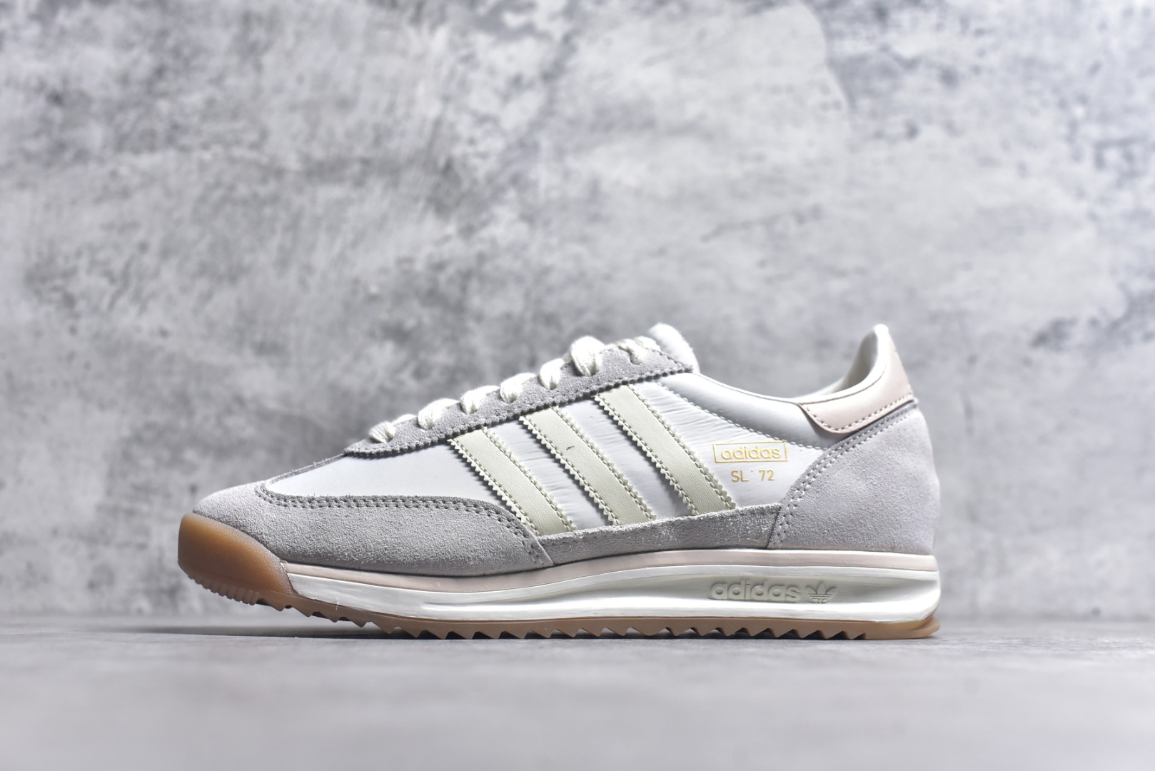 #AD Wmns SL72 OG 系列德训足球风百搭低帮休闲运动板鞋 JI2491 采用高弹EVA+MODEL+RB三层组合底 区别市面RB一体大底 三层组合鞋底重量与原鞋一致 Originals 将有「T 头鞋」造型的诞生于 1972 年的 SL72 鞋款复刻带回 各位买鞋又有新选择了 1972 年 SL72 问世后 引领了后来阿迪达斯的跑鞋发展方向 其中「SL」代表了 Super Light 彰显了产品轻便的特性 1972 年 SL72 问世后 引领了后来阿迪达斯的跑鞋发展方向 其中「SL」代表了 Super Light 彰显了产品轻便的特性 这次 Originals 延续其轻质经典的基因 带来男女两款 SL72 男生款带来 SL72 RS 鞋型 RS 意为 Reshaped（重塑）鞋款在保留了经典的外观基础上 在尼龙材质里增加了填充物 使鞋型更加挺立和饱满 鞋头则更加圆润 鞋底的 EVA 材质则增加了鞋款的高度 女生款则带来 SL72 OG W 鞋型 OG 顾名思义则是致敬经典款式 相较于 RS（Reshaped）鞋款 鞋身更加纤细 其整体鞋身轮廓、线条、细节、材质上尊崇 70 年代 SL72 的设计 还原经典味道 尺码：36-40-选品中心