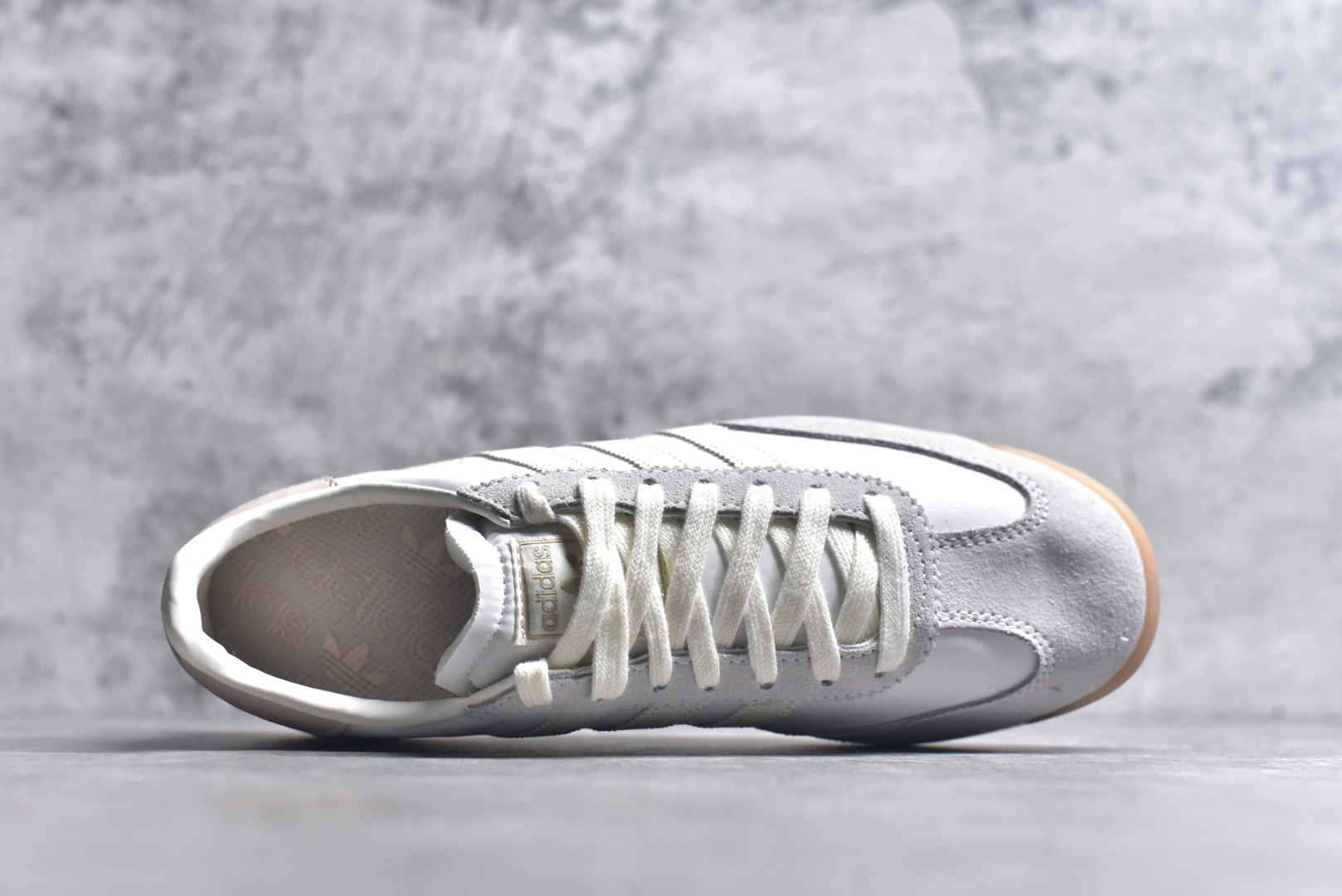 图片[4]-#AD Wmns SL72 OG 系列德训足球风百搭低帮休闲运动板鞋 JI2491 采用高弹EVA+MODEL+RB三层组合底 区别市面RB一体大底 三层组合鞋底重量与原鞋一致 Originals 将有「T 头鞋」造型的诞生于 1972 年的 SL72 鞋款复刻带回 各位买鞋又有新选择了 1972 年 SL72 问世后 引领了后来阿迪达斯的跑鞋发展方向 其中「SL」代表了 Super Light 彰显了产品轻便的特性 1972 年 SL72 问世后 引领了后来阿迪达斯的跑鞋发展方向 其中「SL」代表了 Super Light 彰显了产品轻便的特性 这次 Originals 延续其轻质经典的基因 带来男女两款 SL72 男生款带来 SL72 RS 鞋型 RS 意为 Reshaped（重塑）鞋款在保留了经典的外观基础上 在尼龙材质里增加了填充物 使鞋型更加挺立和饱满 鞋头则更加圆润 鞋底的 EVA 材质则增加了鞋款的高度 女生款则带来 SL72 OG W 鞋型 OG 顾名思义则是致敬经典款式 相较于 RS（Reshaped）鞋款 鞋身更加纤细 其整体鞋身轮廓、线条、细节、材质上尊崇 70 年代 SL72 的设计 还原经典味道 尺码：36-40-选品中心