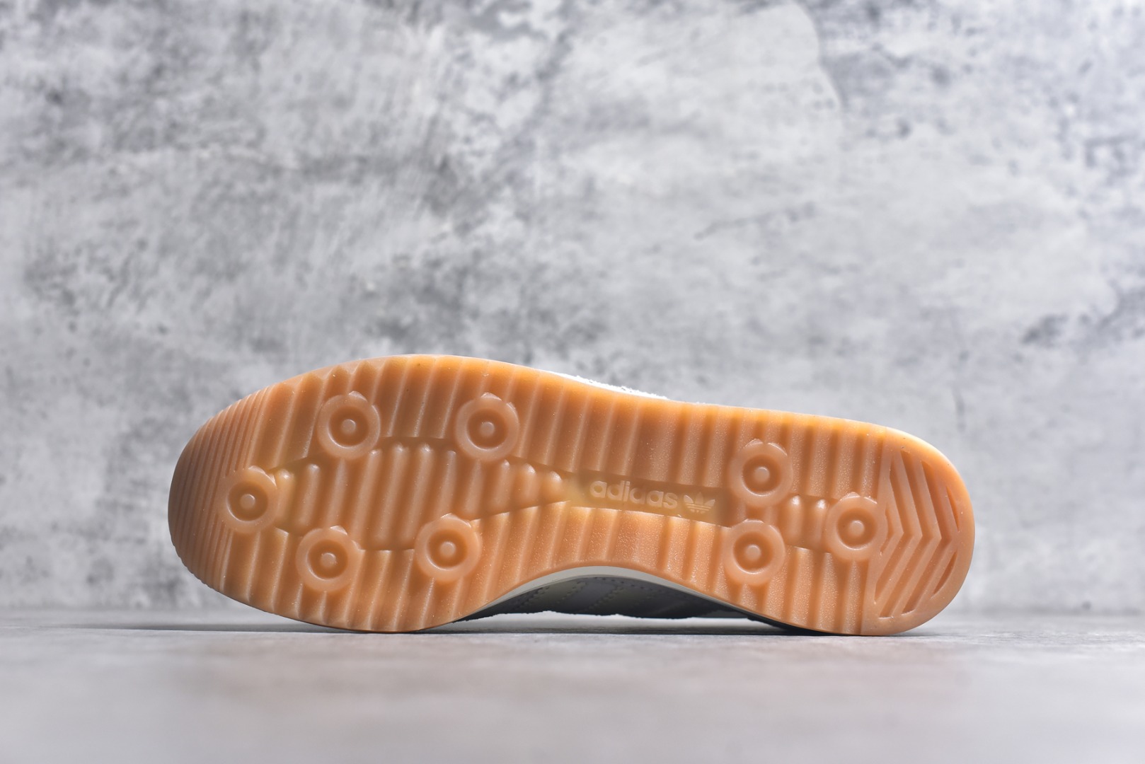 图片[6]-#AD Wmns SL72 OG 系列德训足球风百搭低帮休闲运动板鞋 JI2491 采用高弹EVA+MODEL+RB三层组合底 区别市面RB一体大底 三层组合鞋底重量与原鞋一致 Originals 将有「T 头鞋」造型的诞生于 1972 年的 SL72 鞋款复刻带回 各位买鞋又有新选择了 1972 年 SL72 问世后 引领了后来阿迪达斯的跑鞋发展方向 其中「SL」代表了 Super Light 彰显了产品轻便的特性 1972 年 SL72 问世后 引领了后来阿迪达斯的跑鞋发展方向 其中「SL」代表了 Super Light 彰显了产品轻便的特性 这次 Originals 延续其轻质经典的基因 带来男女两款 SL72 男生款带来 SL72 RS 鞋型 RS 意为 Reshaped（重塑）鞋款在保留了经典的外观基础上 在尼龙材质里增加了填充物 使鞋型更加挺立和饱满 鞋头则更加圆润 鞋底的 EVA 材质则增加了鞋款的高度 女生款则带来 SL72 OG W 鞋型 OG 顾名思义则是致敬经典款式 相较于 RS（Reshaped）鞋款 鞋身更加纤细 其整体鞋身轮廓、线条、细节、材质上尊崇 70 年代 SL72 的设计 还原经典味道 尺码：36-40-选品中心