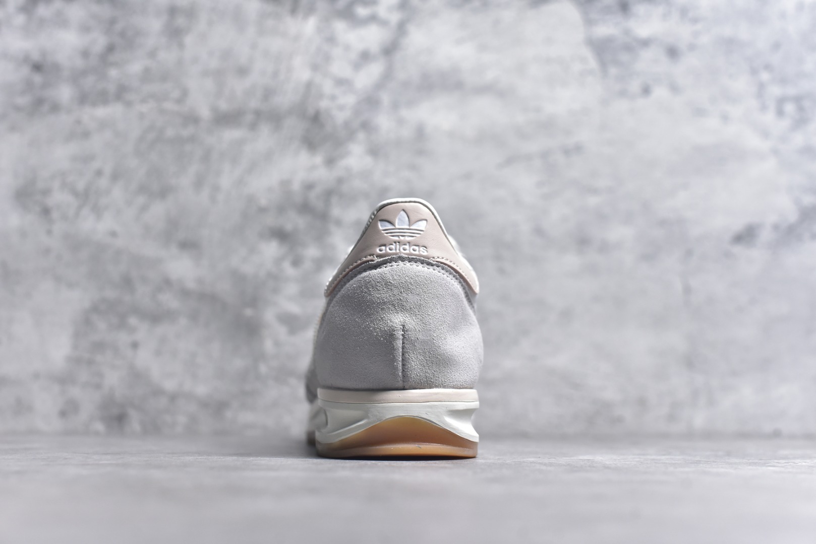 图片[5]-#AD Wmns SL72 OG 系列德训足球风百搭低帮休闲运动板鞋 JI2491 采用高弹EVA+MODEL+RB三层组合底 区别市面RB一体大底 三层组合鞋底重量与原鞋一致 Originals 将有「T 头鞋」造型的诞生于 1972 年的 SL72 鞋款复刻带回 各位买鞋又有新选择了 1972 年 SL72 问世后 引领了后来阿迪达斯的跑鞋发展方向 其中「SL」代表了 Super Light 彰显了产品轻便的特性 1972 年 SL72 问世后 引领了后来阿迪达斯的跑鞋发展方向 其中「SL」代表了 Super Light 彰显了产品轻便的特性 这次 Originals 延续其轻质经典的基因 带来男女两款 SL72 男生款带来 SL72 RS 鞋型 RS 意为 Reshaped（重塑）鞋款在保留了经典的外观基础上 在尼龙材质里增加了填充物 使鞋型更加挺立和饱满 鞋头则更加圆润 鞋底的 EVA 材质则增加了鞋款的高度 女生款则带来 SL72 OG W 鞋型 OG 顾名思义则是致敬经典款式 相较于 RS（Reshaped）鞋款 鞋身更加纤细 其整体鞋身轮廓、线条、细节、材质上尊崇 70 年代 SL72 的设计 还原经典味道 尺码：36-40-选品中心