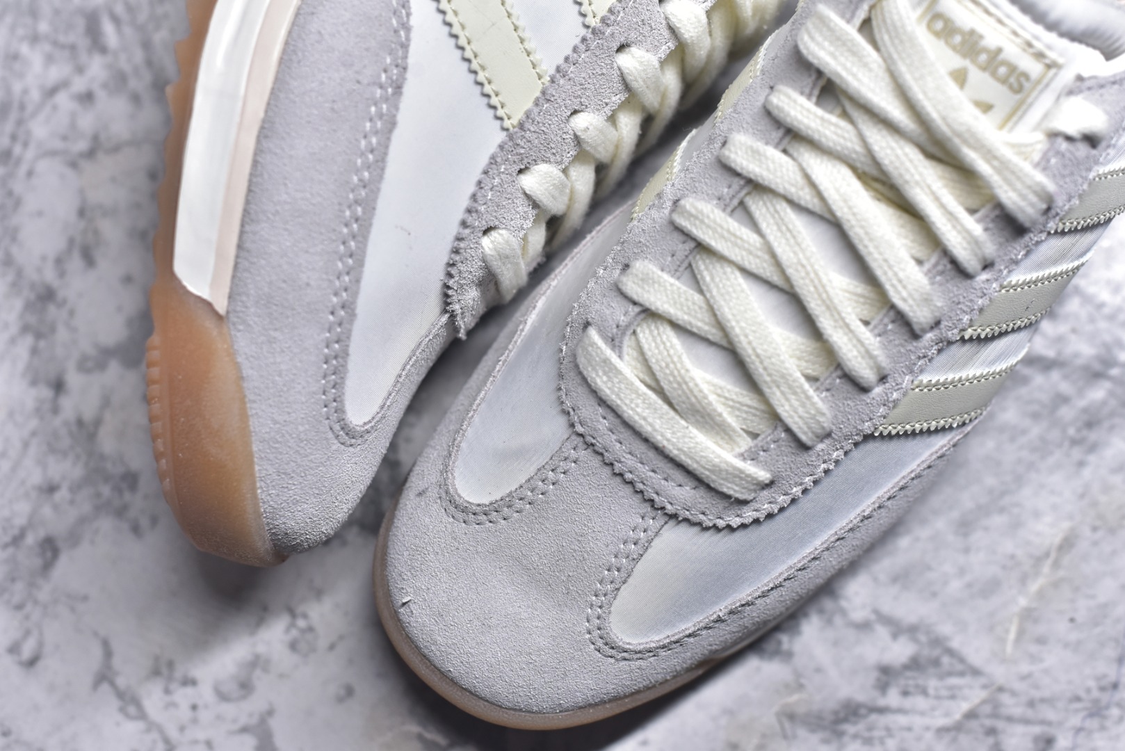 图片[8]-#AD Wmns SL72 OG 系列德训足球风百搭低帮休闲运动板鞋 JI2491 采用高弹EVA+MODEL+RB三层组合底 区别市面RB一体大底 三层组合鞋底重量与原鞋一致 Originals 将有「T 头鞋」造型的诞生于 1972 年的 SL72 鞋款复刻带回 各位买鞋又有新选择了 1972 年 SL72 问世后 引领了后来阿迪达斯的跑鞋发展方向 其中「SL」代表了 Super Light 彰显了产品轻便的特性 1972 年 SL72 问世后 引领了后来阿迪达斯的跑鞋发展方向 其中「SL」代表了 Super Light 彰显了产品轻便的特性 这次 Originals 延续其轻质经典的基因 带来男女两款 SL72 男生款带来 SL72 RS 鞋型 RS 意为 Reshaped（重塑）鞋款在保留了经典的外观基础上 在尼龙材质里增加了填充物 使鞋型更加挺立和饱满 鞋头则更加圆润 鞋底的 EVA 材质则增加了鞋款的高度 女生款则带来 SL72 OG W 鞋型 OG 顾名思义则是致敬经典款式 相较于 RS（Reshaped）鞋款 鞋身更加纤细 其整体鞋身轮廓、线条、细节、材质上尊崇 70 年代 SL72 的设计 还原经典味道 尺码：36-40-选品中心