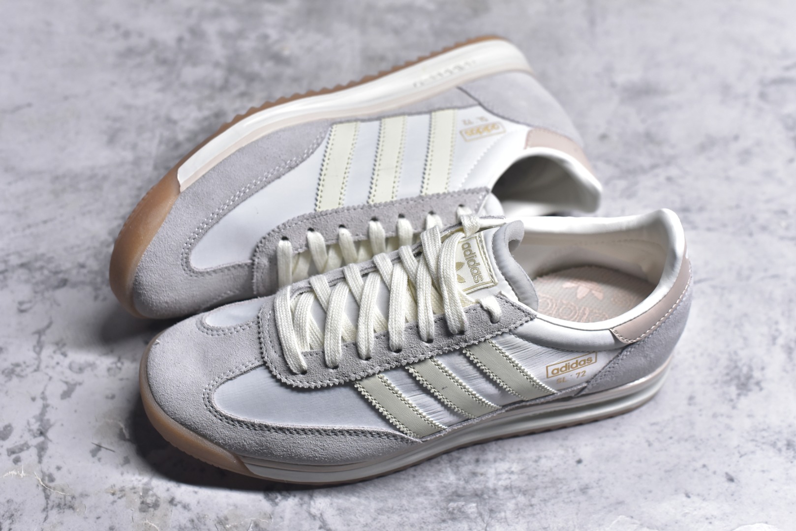 图片[7]-#AD Wmns SL72 OG 系列德训足球风百搭低帮休闲运动板鞋 JI2491 采用高弹EVA+MODEL+RB三层组合底 区别市面RB一体大底 三层组合鞋底重量与原鞋一致 Originals 将有「T 头鞋」造型的诞生于 1972 年的 SL72 鞋款复刻带回 各位买鞋又有新选择了 1972 年 SL72 问世后 引领了后来阿迪达斯的跑鞋发展方向 其中「SL」代表了 Super Light 彰显了产品轻便的特性 1972 年 SL72 问世后 引领了后来阿迪达斯的跑鞋发展方向 其中「SL」代表了 Super Light 彰显了产品轻便的特性 这次 Originals 延续其轻质经典的基因 带来男女两款 SL72 男生款带来 SL72 RS 鞋型 RS 意为 Reshaped（重塑）鞋款在保留了经典的外观基础上 在尼龙材质里增加了填充物 使鞋型更加挺立和饱满 鞋头则更加圆润 鞋底的 EVA 材质则增加了鞋款的高度 女生款则带来 SL72 OG W 鞋型 OG 顾名思义则是致敬经典款式 相较于 RS（Reshaped）鞋款 鞋身更加纤细 其整体鞋身轮廓、线条、细节、材质上尊崇 70 年代 SL72 的设计 还原经典味道 尺码：36-40-选品中心