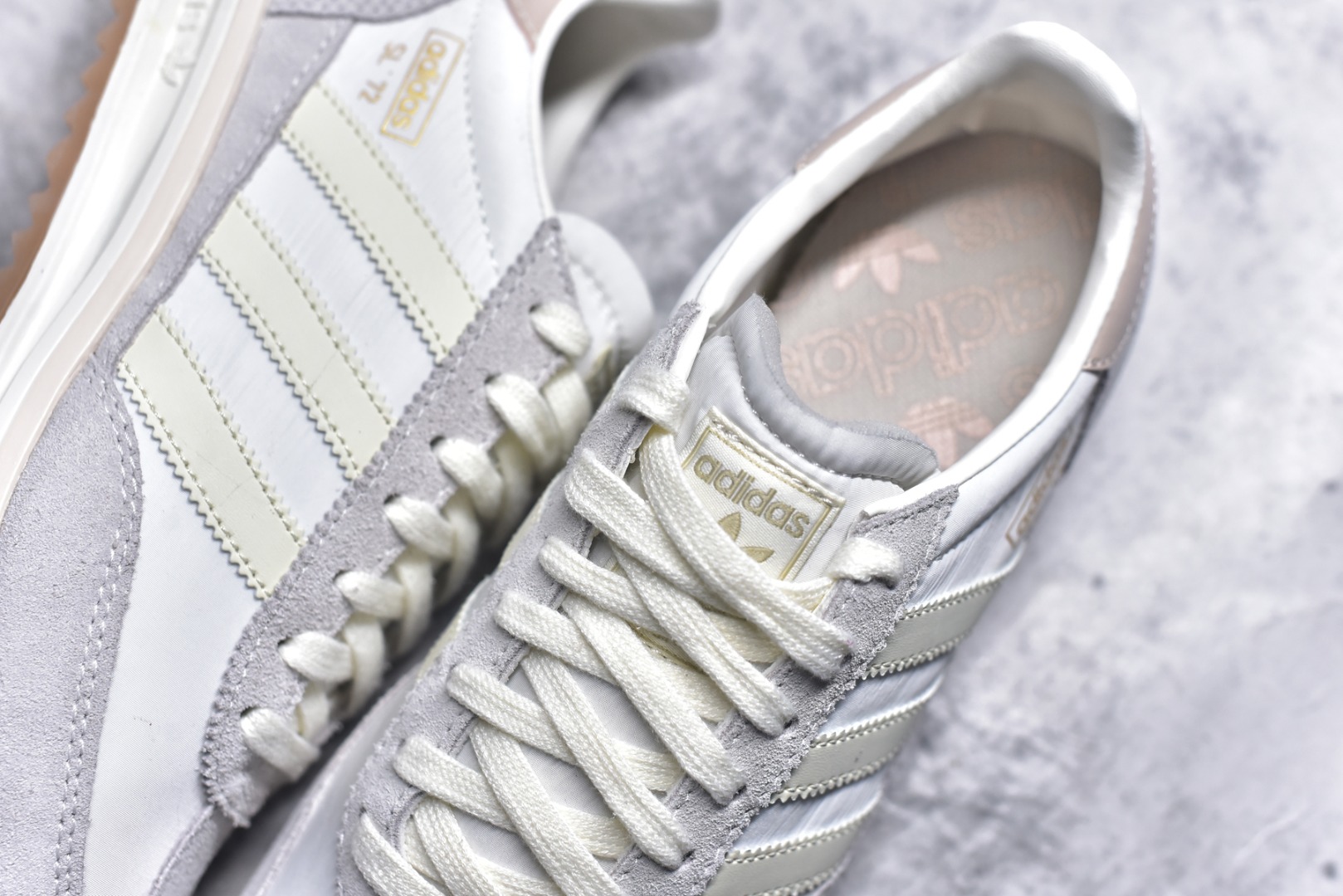 图片[9]-#AD Wmns SL72 OG 系列德训足球风百搭低帮休闲运动板鞋 JI2491 采用高弹EVA+MODEL+RB三层组合底 区别市面RB一体大底 三层组合鞋底重量与原鞋一致 Originals 将有「T 头鞋」造型的诞生于 1972 年的 SL72 鞋款复刻带回 各位买鞋又有新选择了 1972 年 SL72 问世后 引领了后来阿迪达斯的跑鞋发展方向 其中「SL」代表了 Super Light 彰显了产品轻便的特性 1972 年 SL72 问世后 引领了后来阿迪达斯的跑鞋发展方向 其中「SL」代表了 Super Light 彰显了产品轻便的特性 这次 Originals 延续其轻质经典的基因 带来男女两款 SL72 男生款带来 SL72 RS 鞋型 RS 意为 Reshaped（重塑）鞋款在保留了经典的外观基础上 在尼龙材质里增加了填充物 使鞋型更加挺立和饱满 鞋头则更加圆润 鞋底的 EVA 材质则增加了鞋款的高度 女生款则带来 SL72 OG W 鞋型 OG 顾名思义则是致敬经典款式 相较于 RS（Reshaped）鞋款 鞋身更加纤细 其整体鞋身轮廓、线条、细节、材质上尊崇 70 年代 SL72 的设计 还原经典味道 尺码：36-40-选品中心