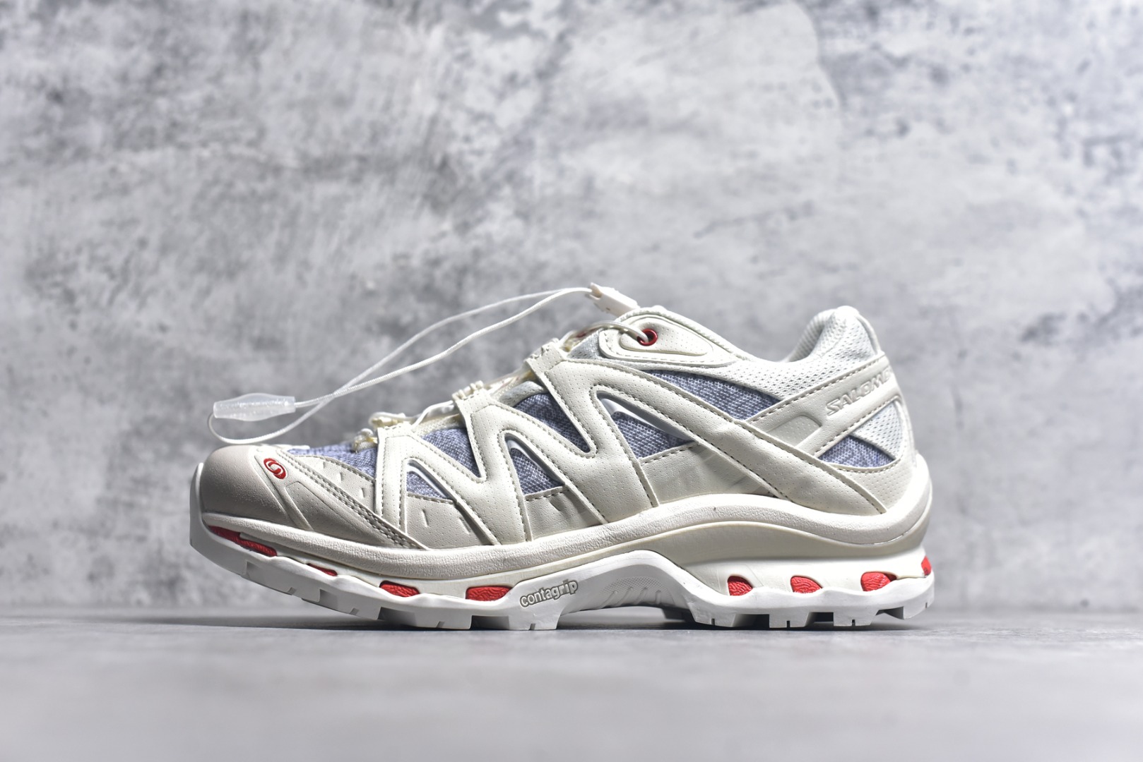 #XT-QUEST PANHUIADV Beige “ 萨洛蒙 探索者系列户外越野跑鞋 478478 28 鞋面采用SENSIFIT贴合技术 全方位贴合包裹脚型 鞋跟部鞋底牵引设计 提供强大的抓地性能 更适应野外崎岖不平的道路 其3D ADVANCED CHASSIS底盘 材料轻量大化 钉齿设计更具稳定性、防护性 鞋底易磨损区运用CONTAGRIP高耐磨材料 应对城市硬质路面长距离跑考验 尺码：36-45-选品中心