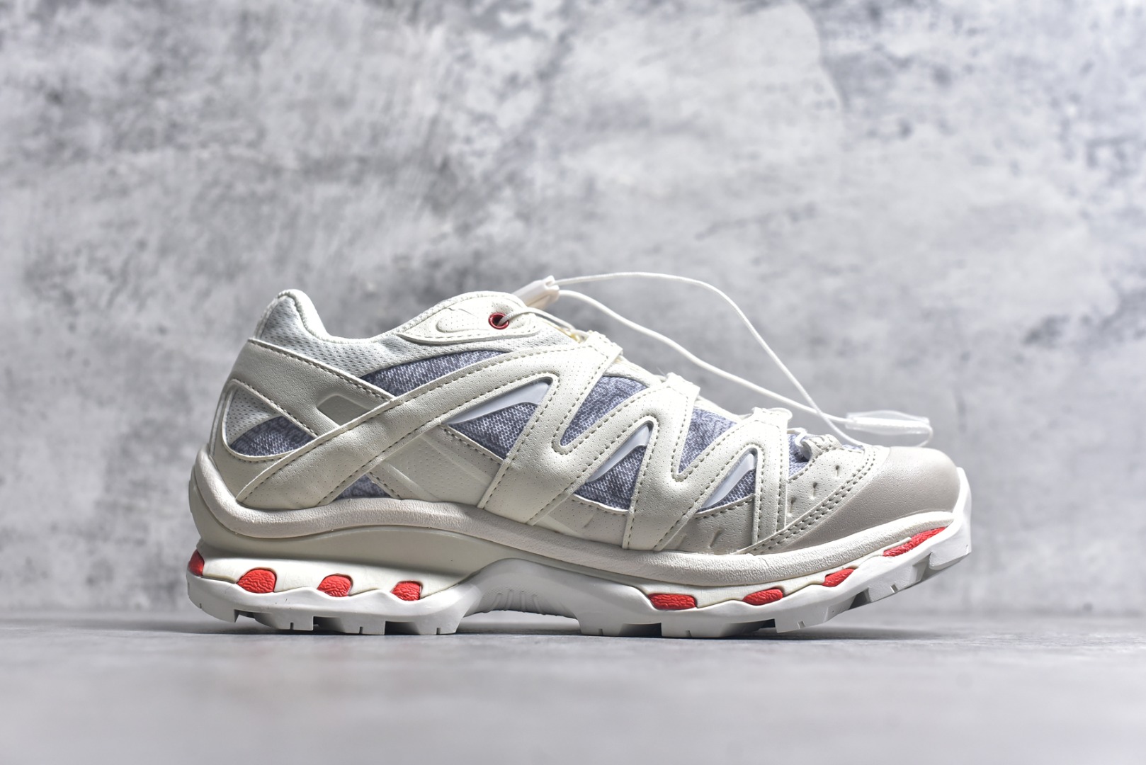 图片[3]-#XT-QUEST PANHUIADV Beige “ 萨洛蒙 探索者系列户外越野跑鞋 478478 28 鞋面采用SENSIFIT贴合技术 全方位贴合包裹脚型 鞋跟部鞋底牵引设计 提供强大的抓地性能 更适应野外崎岖不平的道路 其3D ADVANCED CHASSIS底盘 材料轻量大化 钉齿设计更具稳定性、防护性 鞋底易磨损区运用CONTAGRIP高耐磨材料 应对城市硬质路面长距离跑考验 尺码：36-45-选品中心