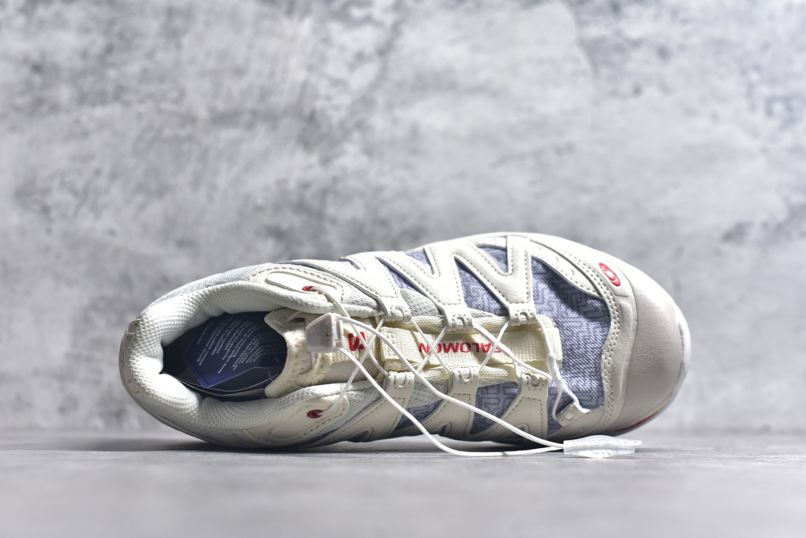 图片[4]-#XT-QUEST PANHUIADV Beige “ 萨洛蒙 探索者系列户外越野跑鞋 478478 28 鞋面采用SENSIFIT贴合技术 全方位贴合包裹脚型 鞋跟部鞋底牵引设计 提供强大的抓地性能 更适应野外崎岖不平的道路 其3D ADVANCED CHASSIS底盘 材料轻量大化 钉齿设计更具稳定性、防护性 鞋底易磨损区运用CONTAGRIP高耐磨材料 应对城市硬质路面长距离跑考验 尺码：36-45-选品中心