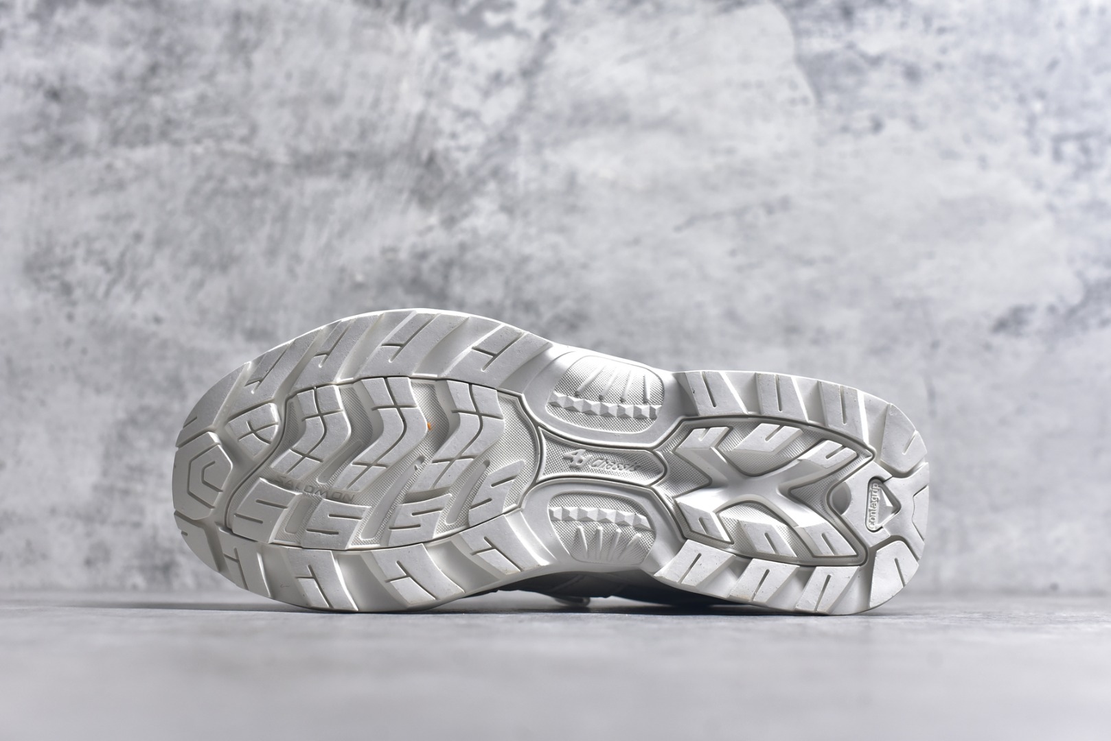 图片[6]-#XT-QUEST PANHUIADV Beige “ 萨洛蒙 探索者系列户外越野跑鞋 478478 28 鞋面采用SENSIFIT贴合技术 全方位贴合包裹脚型 鞋跟部鞋底牵引设计 提供强大的抓地性能 更适应野外崎岖不平的道路 其3D ADVANCED CHASSIS底盘 材料轻量大化 钉齿设计更具稳定性、防护性 鞋底易磨损区运用CONTAGRIP高耐磨材料 应对城市硬质路面长距离跑考验 尺码：36-45-选品中心