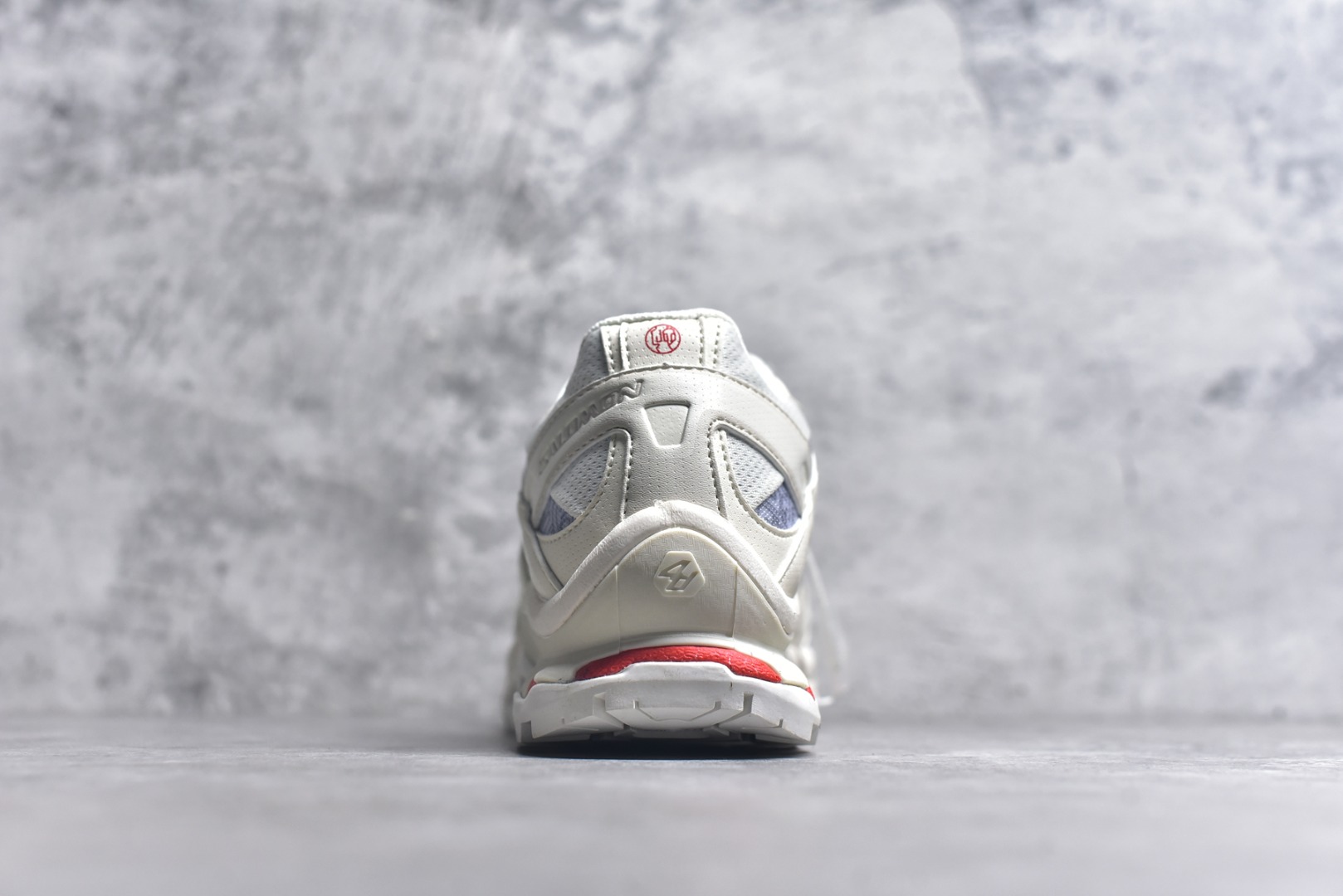 图片[5]-#XT-QUEST PANHUIADV Beige “ 萨洛蒙 探索者系列户外越野跑鞋 478478 28 鞋面采用SENSIFIT贴合技术 全方位贴合包裹脚型 鞋跟部鞋底牵引设计 提供强大的抓地性能 更适应野外崎岖不平的道路 其3D ADVANCED CHASSIS底盘 材料轻量大化 钉齿设计更具稳定性、防护性 鞋底易磨损区运用CONTAGRIP高耐磨材料 应对城市硬质路面长距离跑考验 尺码：36-45-选品中心