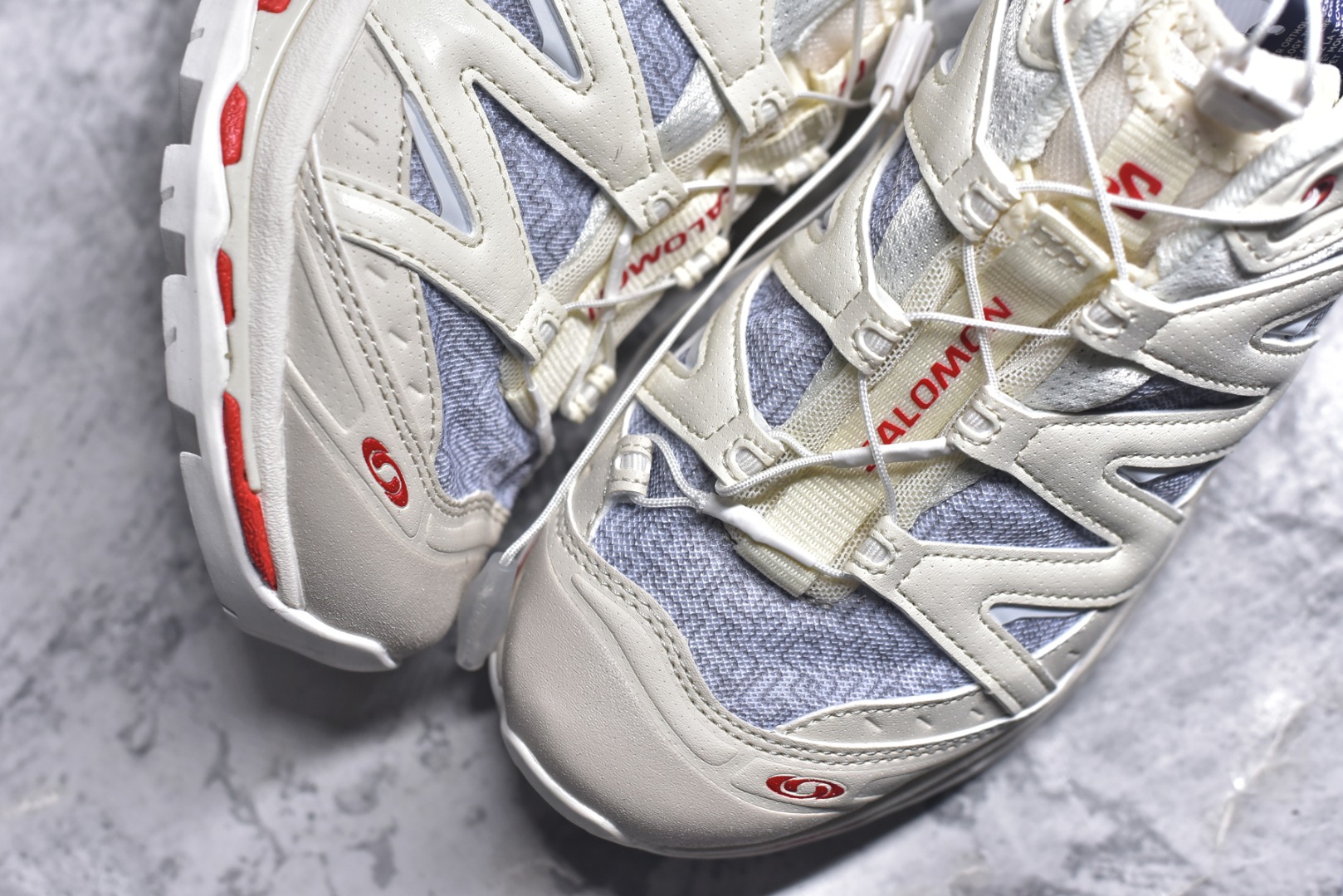 图片[8]-#XT-QUEST PANHUIADV Beige “ 萨洛蒙 探索者系列户外越野跑鞋 478478 28 鞋面采用SENSIFIT贴合技术 全方位贴合包裹脚型 鞋跟部鞋底牵引设计 提供强大的抓地性能 更适应野外崎岖不平的道路 其3D ADVANCED CHASSIS底盘 材料轻量大化 钉齿设计更具稳定性、防护性 鞋底易磨损区运用CONTAGRIP高耐磨材料 应对城市硬质路面长距离跑考验 尺码：36-45-选品中心