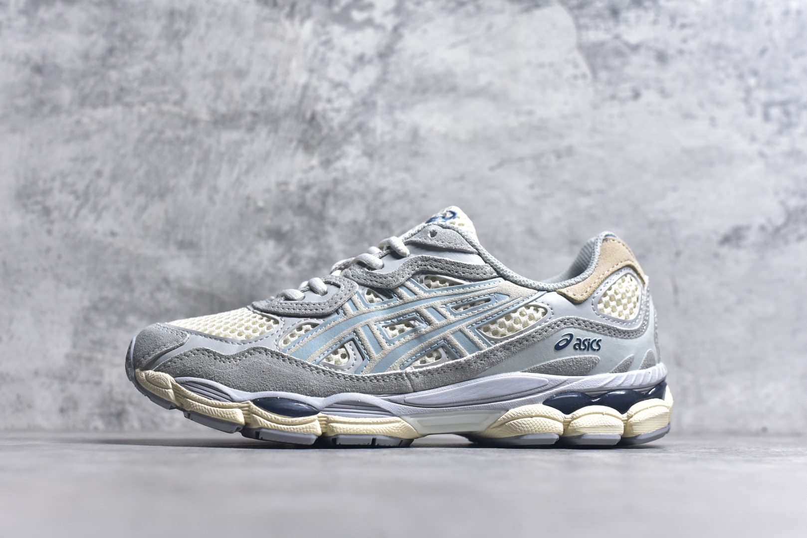 #Asics GEL-NYC 亚瑟士防滑耐磨透气低帮运动休闲鞋 GEL-NYC™ 运动鞋的灵感源自传统和现代高性能跑步风格 其鞋面结构参考了 2000 年代初的 GEL-NIMBUS™ 3 鞋 并将其与 MC-PLUS V 设计中的各种装饰融为一体 该工装通过使用 GEL-CUMULUS® 16 鞋的工装系统来对比鞋面的复古风格 通过轻质泡沫和 GEL® 技术嵌入物的结合 这种中底结构有助于创造先进的脚底舒适度 尺码：36 37 37.5 38 39 40.5 41.5 42 42.5 43.5 44 45-选品中心