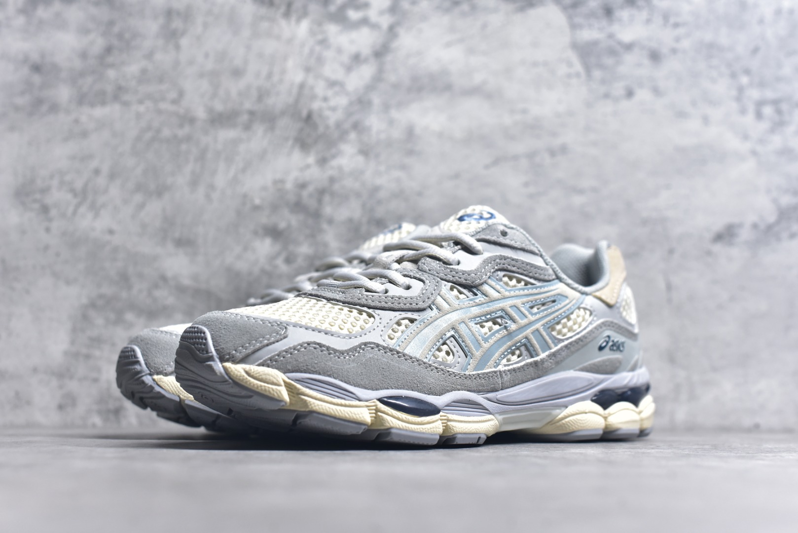 图片[2]-#Asics GEL-NYC 亚瑟士防滑耐磨透气低帮运动休闲鞋 GEL-NYC™ 运动鞋的灵感源自传统和现代高性能跑步风格 其鞋面结构参考了 2000 年代初的 GEL-NIMBUS™ 3 鞋 并将其与 MC-PLUS V 设计中的各种装饰融为一体 该工装通过使用 GEL-CUMULUS® 16 鞋的工装系统来对比鞋面的复古风格 通过轻质泡沫和 GEL® 技术嵌入物的结合 这种中底结构有助于创造先进的脚底舒适度 尺码：36 37 37.5 38 39 40.5 41.5 42 42.5 43.5 44 45-选品中心