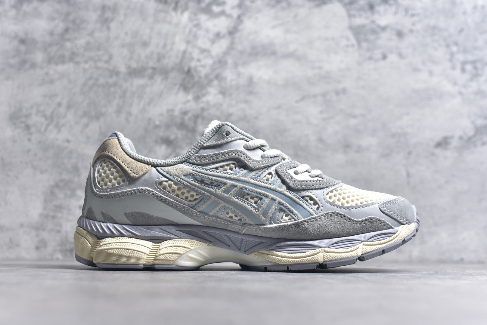 图片[3]-#Asics GEL-NYC 亚瑟士防滑耐磨透气低帮运动休闲鞋 GEL-NYC™ 运动鞋的灵感源自传统和现代高性能跑步风格 其鞋面结构参考了 2000 年代初的 GEL-NIMBUS™ 3 鞋 并将其与 MC-PLUS V 设计中的各种装饰融为一体 该工装通过使用 GEL-CUMULUS® 16 鞋的工装系统来对比鞋面的复古风格 通过轻质泡沫和 GEL® 技术嵌入物的结合 这种中底结构有助于创造先进的脚底舒适度 尺码：36 37 37.5 38 39 40.5 41.5 42 42.5 43.5 44 45-选品中心