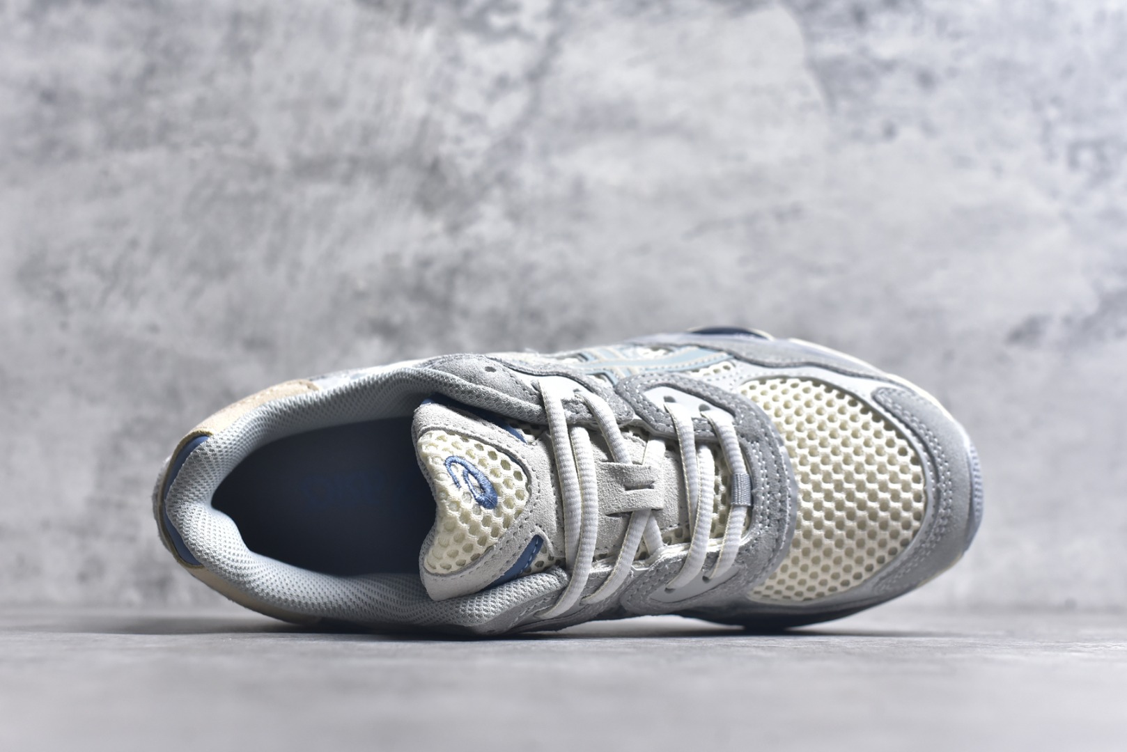 图片[4]-#Asics GEL-NYC 亚瑟士防滑耐磨透气低帮运动休闲鞋 GEL-NYC™ 运动鞋的灵感源自传统和现代高性能跑步风格 其鞋面结构参考了 2000 年代初的 GEL-NIMBUS™ 3 鞋 并将其与 MC-PLUS V 设计中的各种装饰融为一体 该工装通过使用 GEL-CUMULUS® 16 鞋的工装系统来对比鞋面的复古风格 通过轻质泡沫和 GEL® 技术嵌入物的结合 这种中底结构有助于创造先进的脚底舒适度 尺码：36 37 37.5 38 39 40.5 41.5 42 42.5 43.5 44 45-选品中心