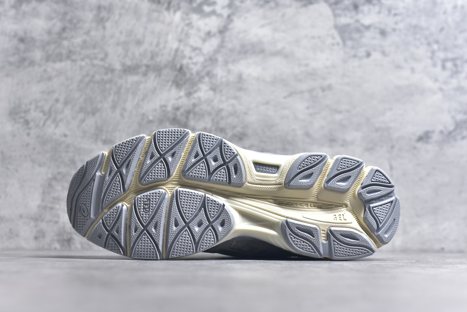 图片[6]-#Asics GEL-NYC 亚瑟士防滑耐磨透气低帮运动休闲鞋 GEL-NYC™ 运动鞋的灵感源自传统和现代高性能跑步风格 其鞋面结构参考了 2000 年代初的 GEL-NIMBUS™ 3 鞋 并将其与 MC-PLUS V 设计中的各种装饰融为一体 该工装通过使用 GEL-CUMULUS® 16 鞋的工装系统来对比鞋面的复古风格 通过轻质泡沫和 GEL® 技术嵌入物的结合 这种中底结构有助于创造先进的脚底舒适度 尺码：36 37 37.5 38 39 40.5 41.5 42 42.5 43.5 44 45-选品中心