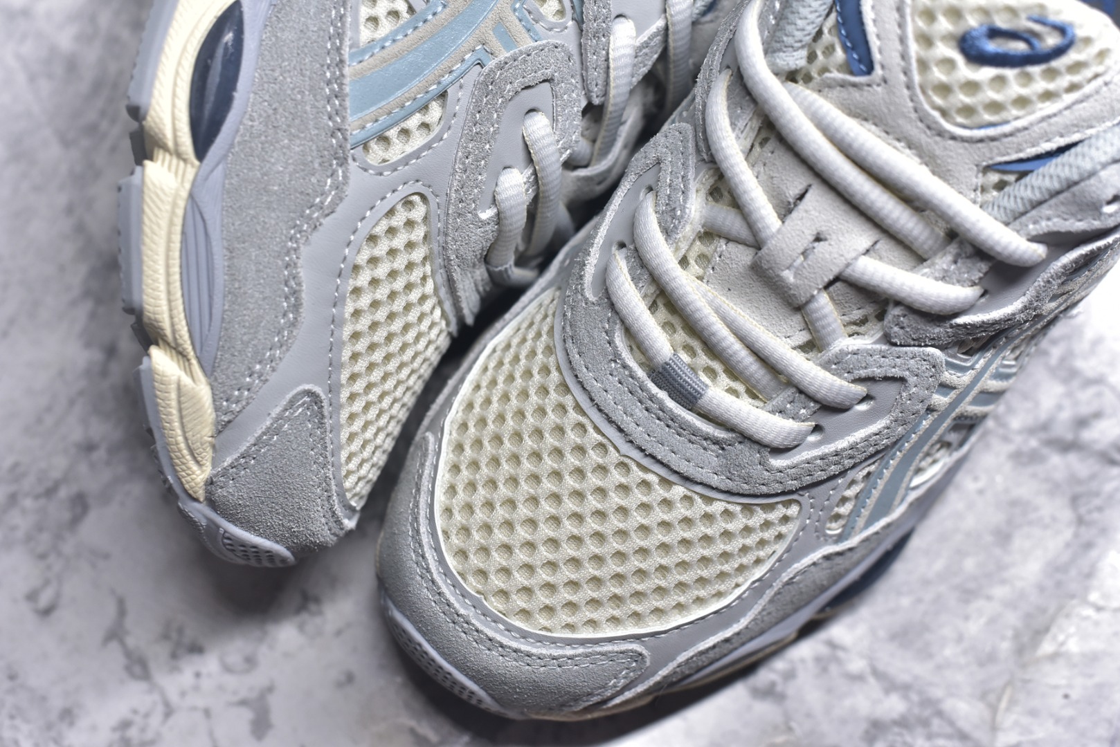 图片[8]-#Asics GEL-NYC 亚瑟士防滑耐磨透气低帮运动休闲鞋 GEL-NYC™ 运动鞋的灵感源自传统和现代高性能跑步风格 其鞋面结构参考了 2000 年代初的 GEL-NIMBUS™ 3 鞋 并将其与 MC-PLUS V 设计中的各种装饰融为一体 该工装通过使用 GEL-CUMULUS® 16 鞋的工装系统来对比鞋面的复古风格 通过轻质泡沫和 GEL® 技术嵌入物的结合 这种中底结构有助于创造先进的脚底舒适度 尺码：36 37 37.5 38 39 40.5 41.5 42 42.5 43.5 44 45-选品中心