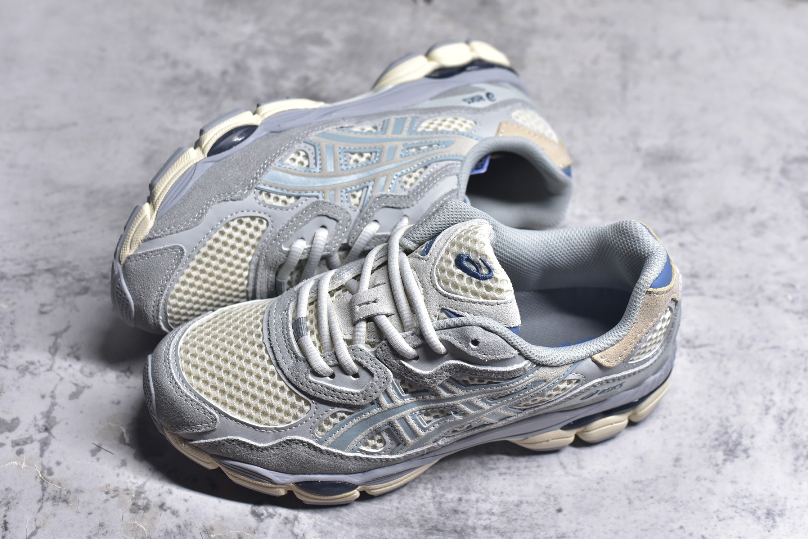 图片[7]-#Asics GEL-NYC 亚瑟士防滑耐磨透气低帮运动休闲鞋 GEL-NYC™ 运动鞋的灵感源自传统和现代高性能跑步风格 其鞋面结构参考了 2000 年代初的 GEL-NIMBUS™ 3 鞋 并将其与 MC-PLUS V 设计中的各种装饰融为一体 该工装通过使用 GEL-CUMULUS® 16 鞋的工装系统来对比鞋面的复古风格 通过轻质泡沫和 GEL® 技术嵌入物的结合 这种中底结构有助于创造先进的脚底舒适度 尺码：36 37 37.5 38 39 40.5 41.5 42 42.5 43.5 44 45-选品中心